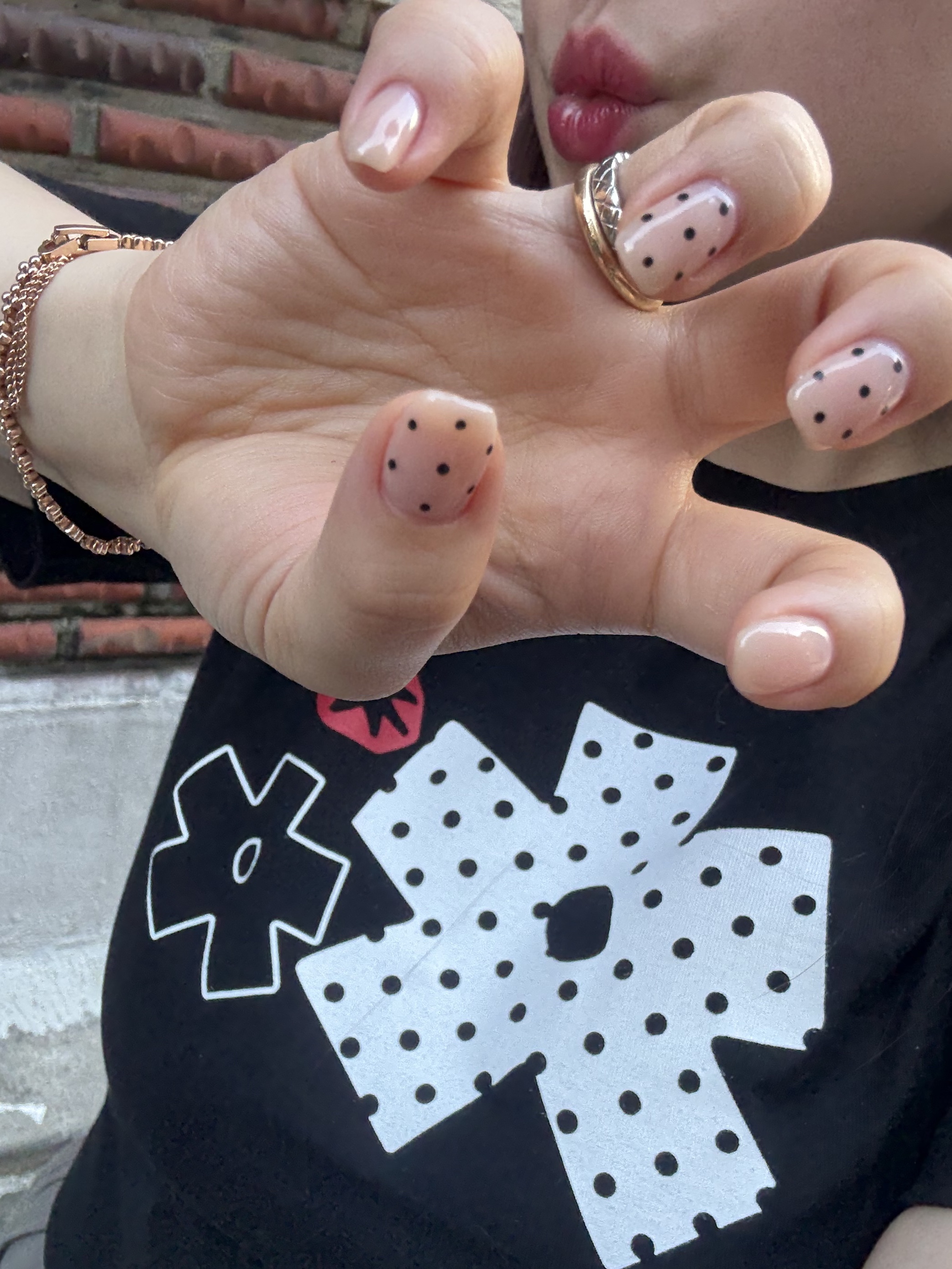 SLOW RECORD HOUSE Polka Dot Star T-Shirt Black 착용 스타일 - 5