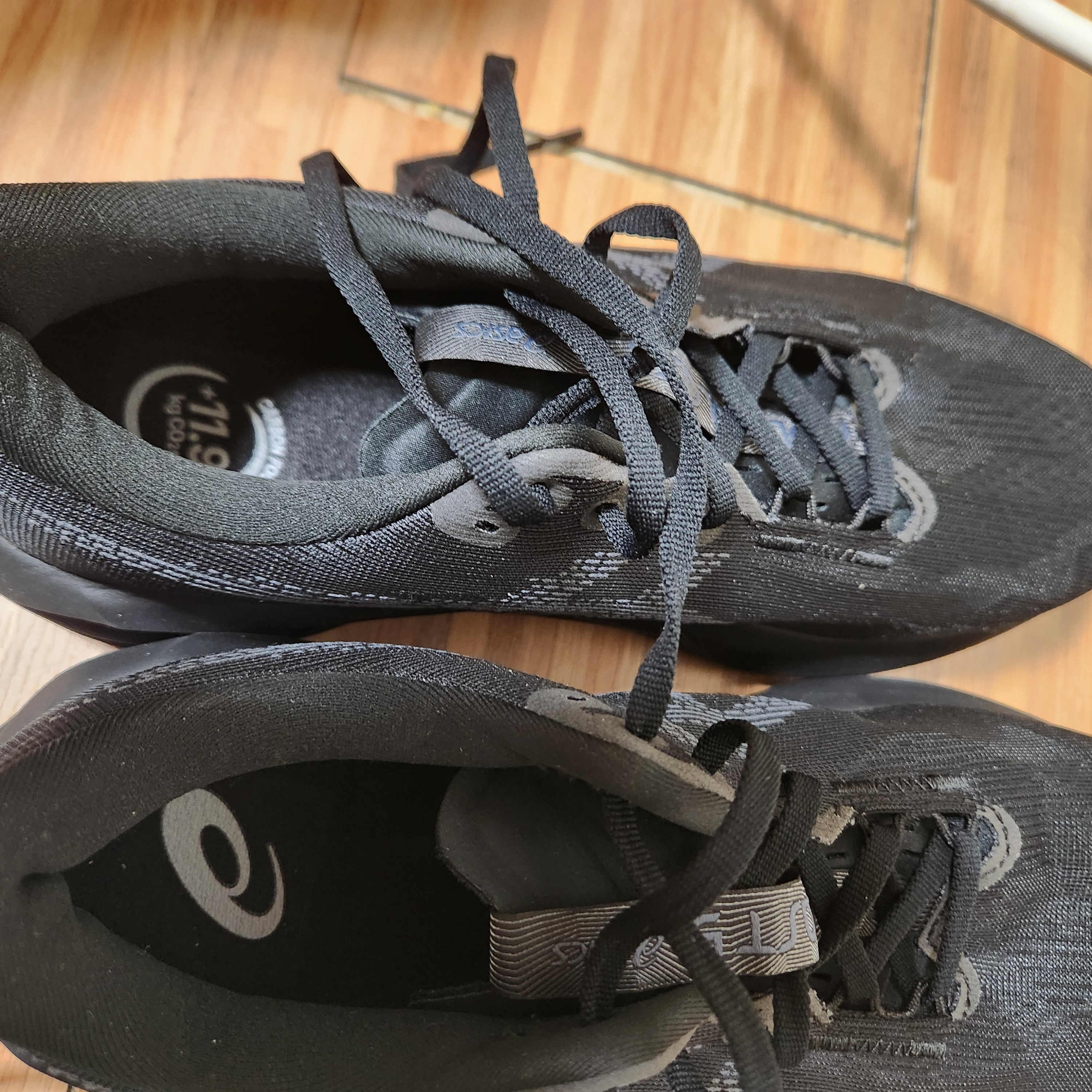 Asics Novablast 5 Black Carrier Grey - 2E Wide 착용 스타일