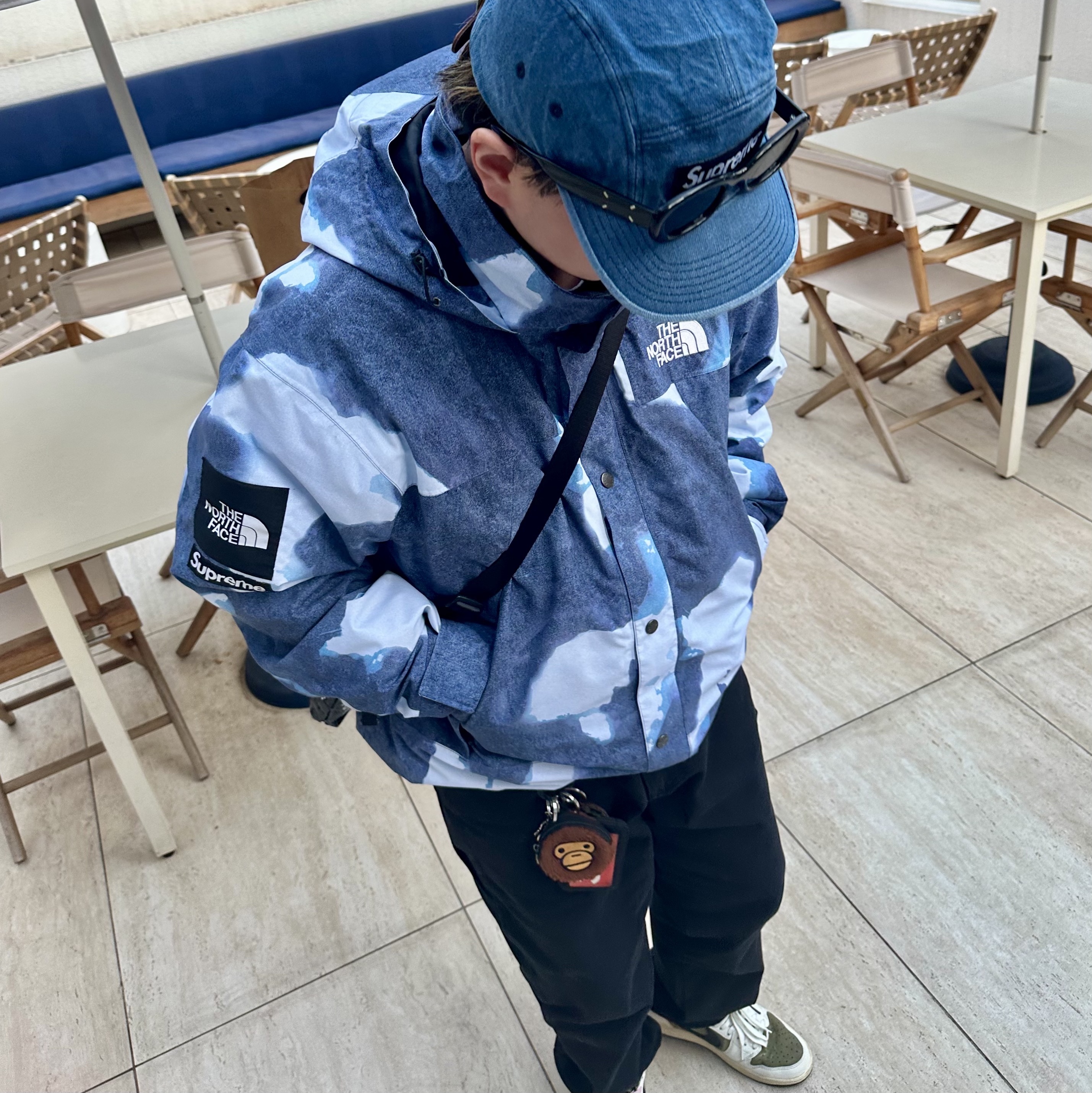 Jordan 1 x Travis Scott Retro Low OG SP Reverse Olive, Supreme x The North Face Bleached Denim Print Mountain Jacket Indigo - 21FW 착용 스타일 - 1