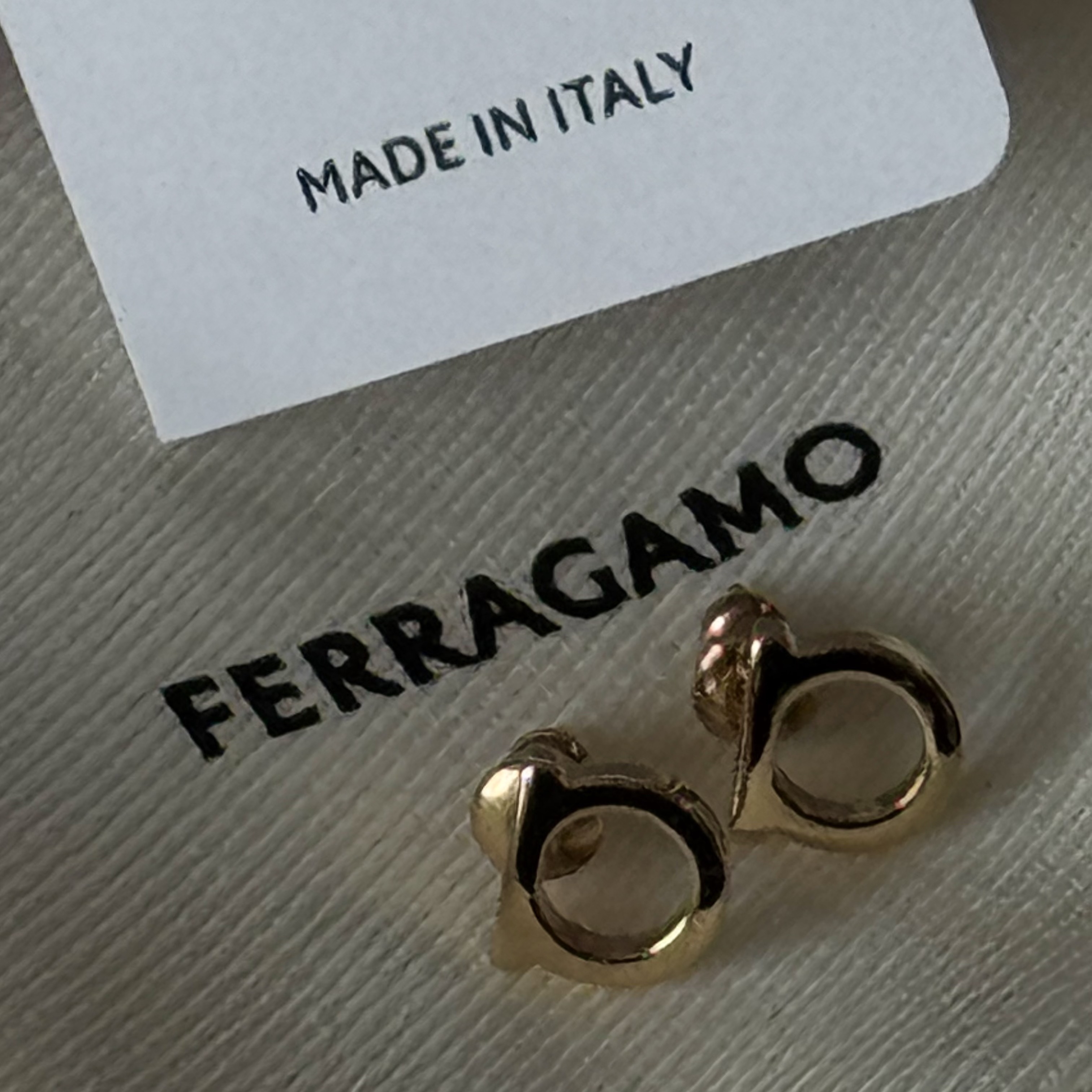 (W) Ferragamo Gancini Small Earrings Brass & Gold, (W) Ferragamo Gancini Small Earrings Brass & Palladium 착용 스타일 - 3