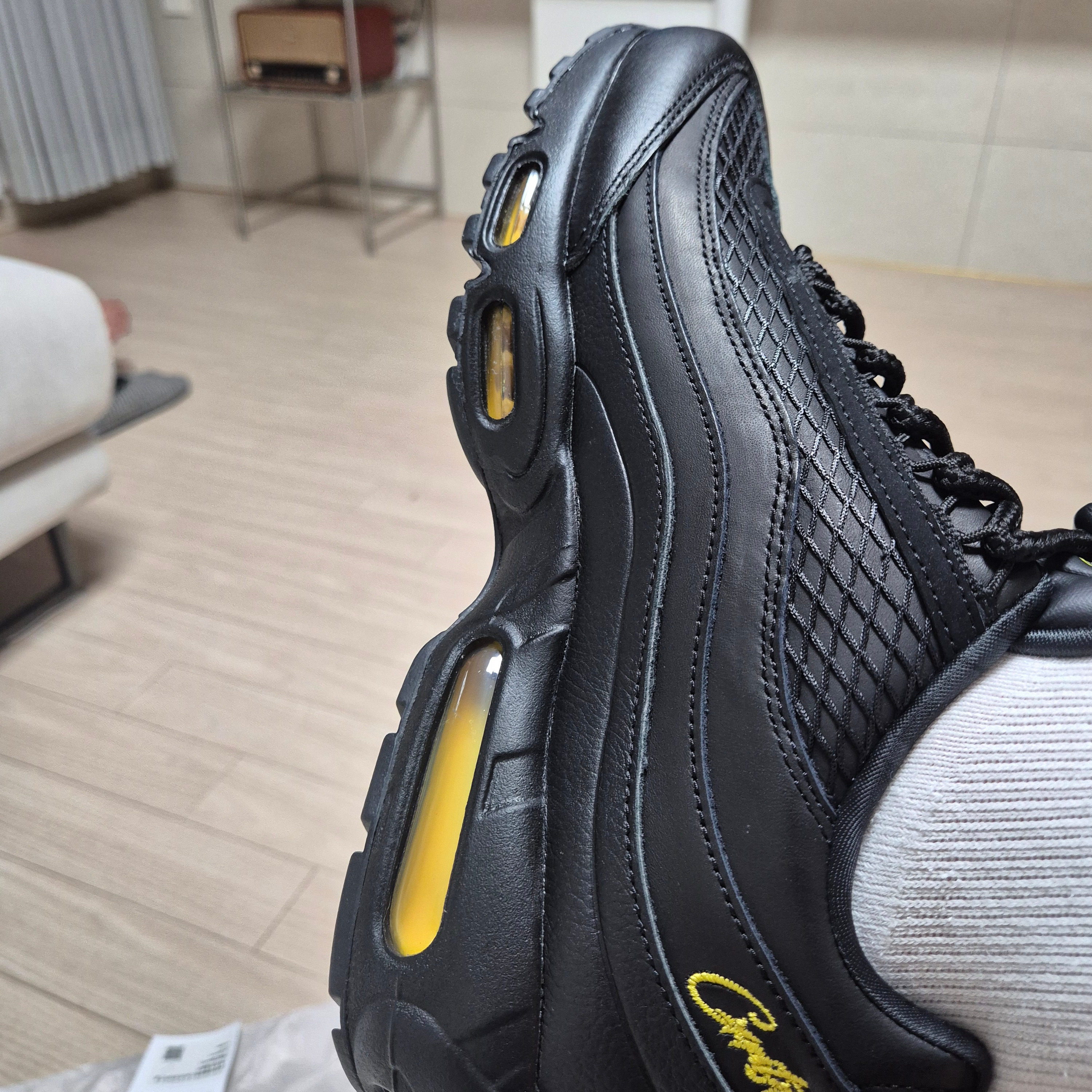 Nike x Corteiz Air Max 95 Black and Tour Yellow 착용 스타일 - 3