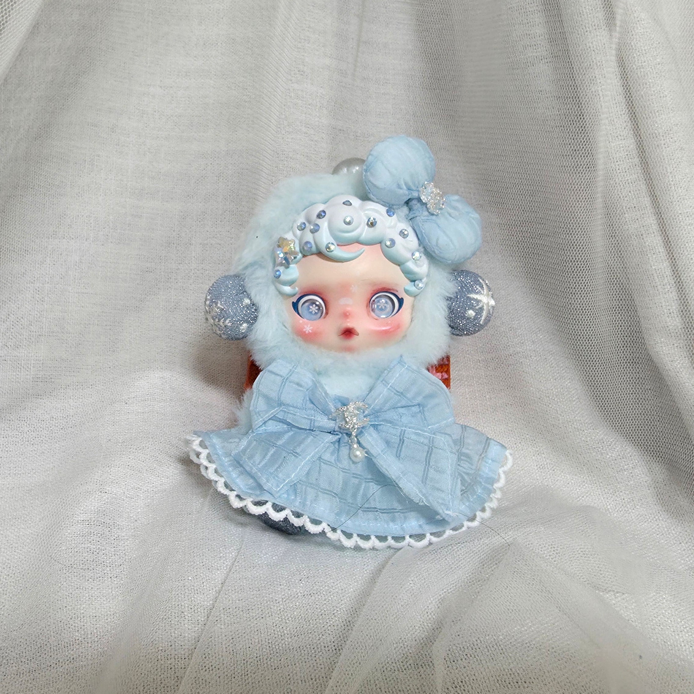 Pop Mart Skullpanda Winter Symphony Series Keyring Song of Snow (Opened Case) 착용 스타일
