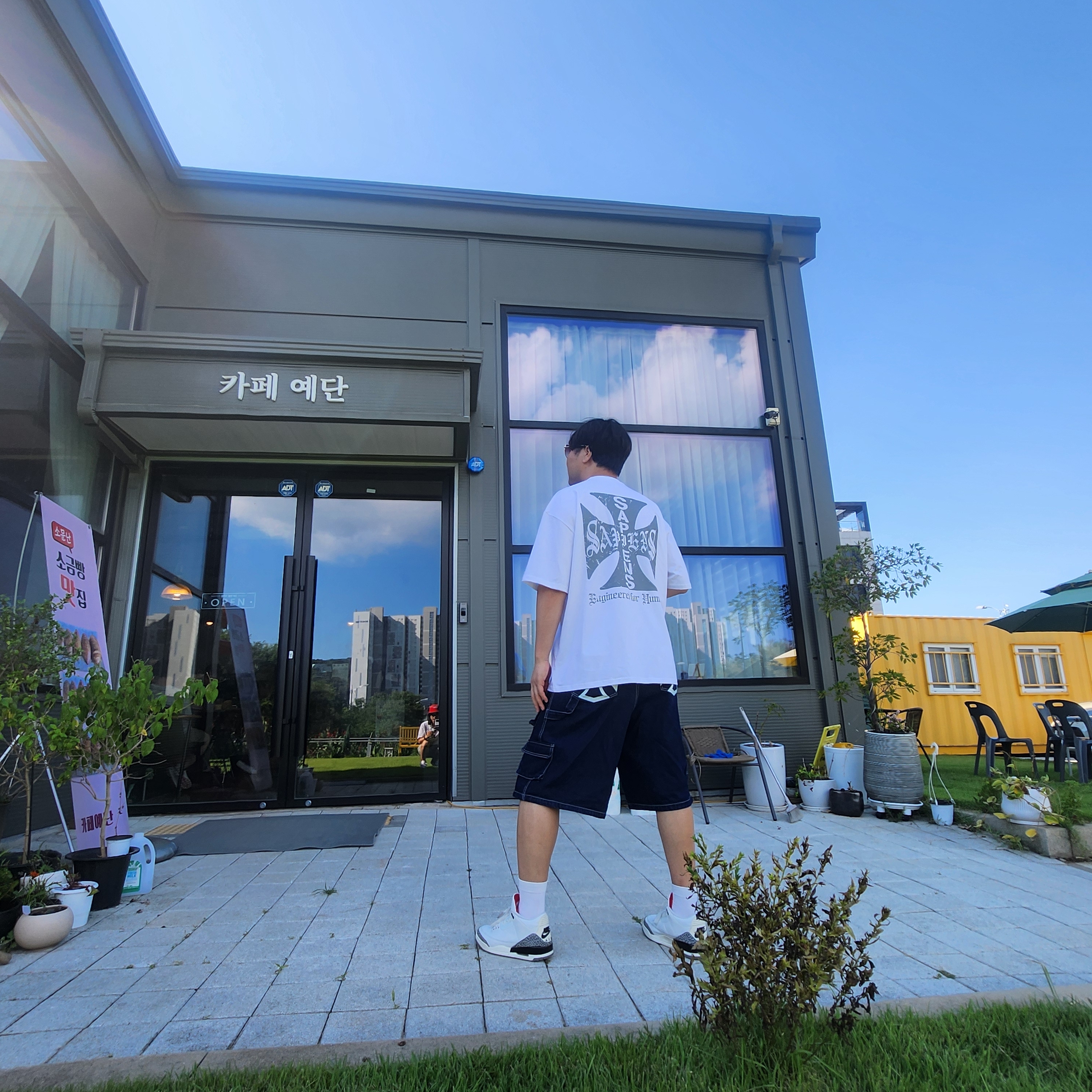 Flavorism Carpenter Bermuda Denim Pants Indigo, [KREAM 단독] Sapiens Neo Sapiens Over Fit Short Sleeves White 착용 스타일
