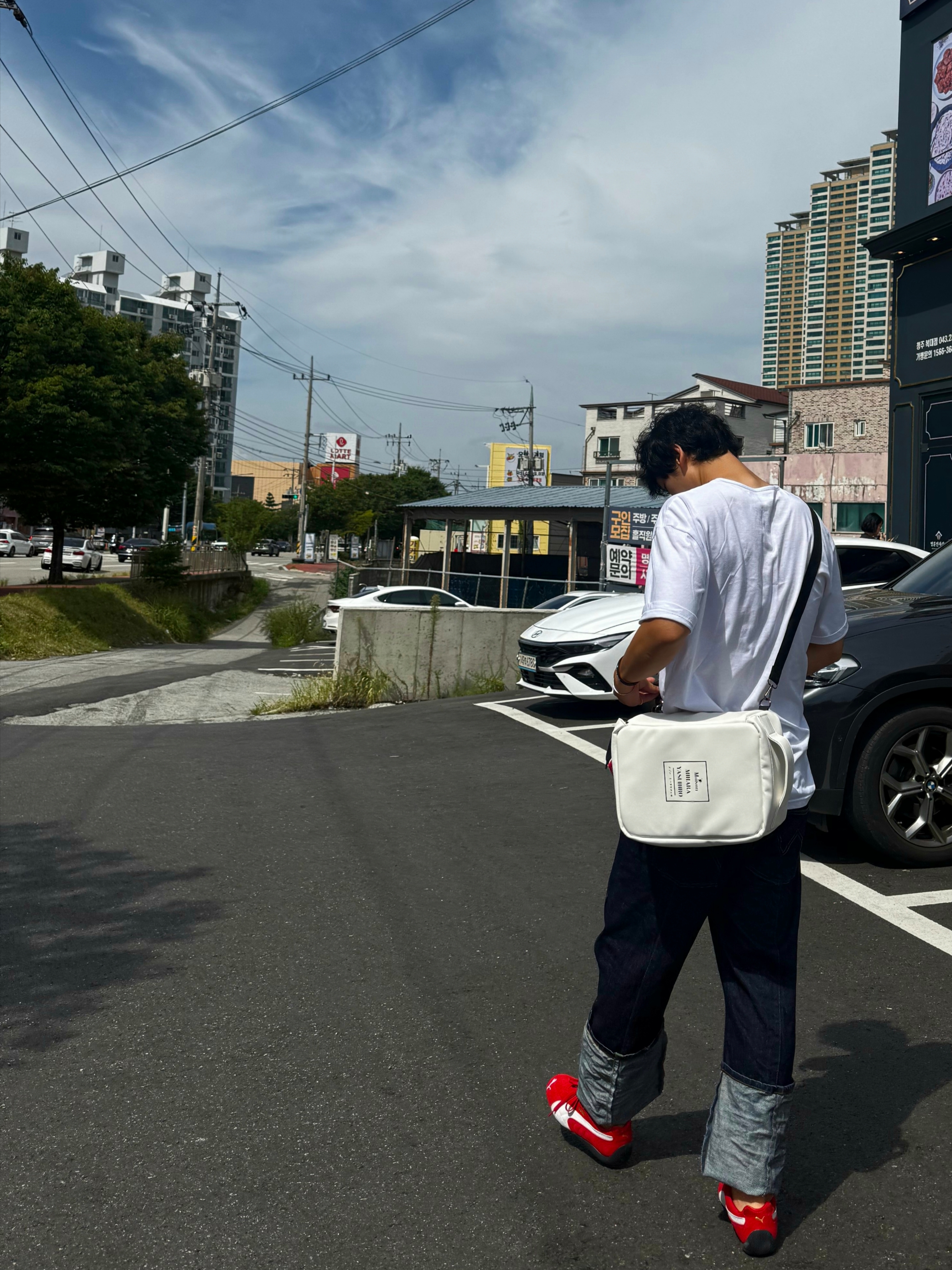 Odyssey x Maison Mihara Yasuhiro Blakey Keyring Green, Odyssey x Maison Mihara Yasuhiro Cross Bag White 착용 스타일