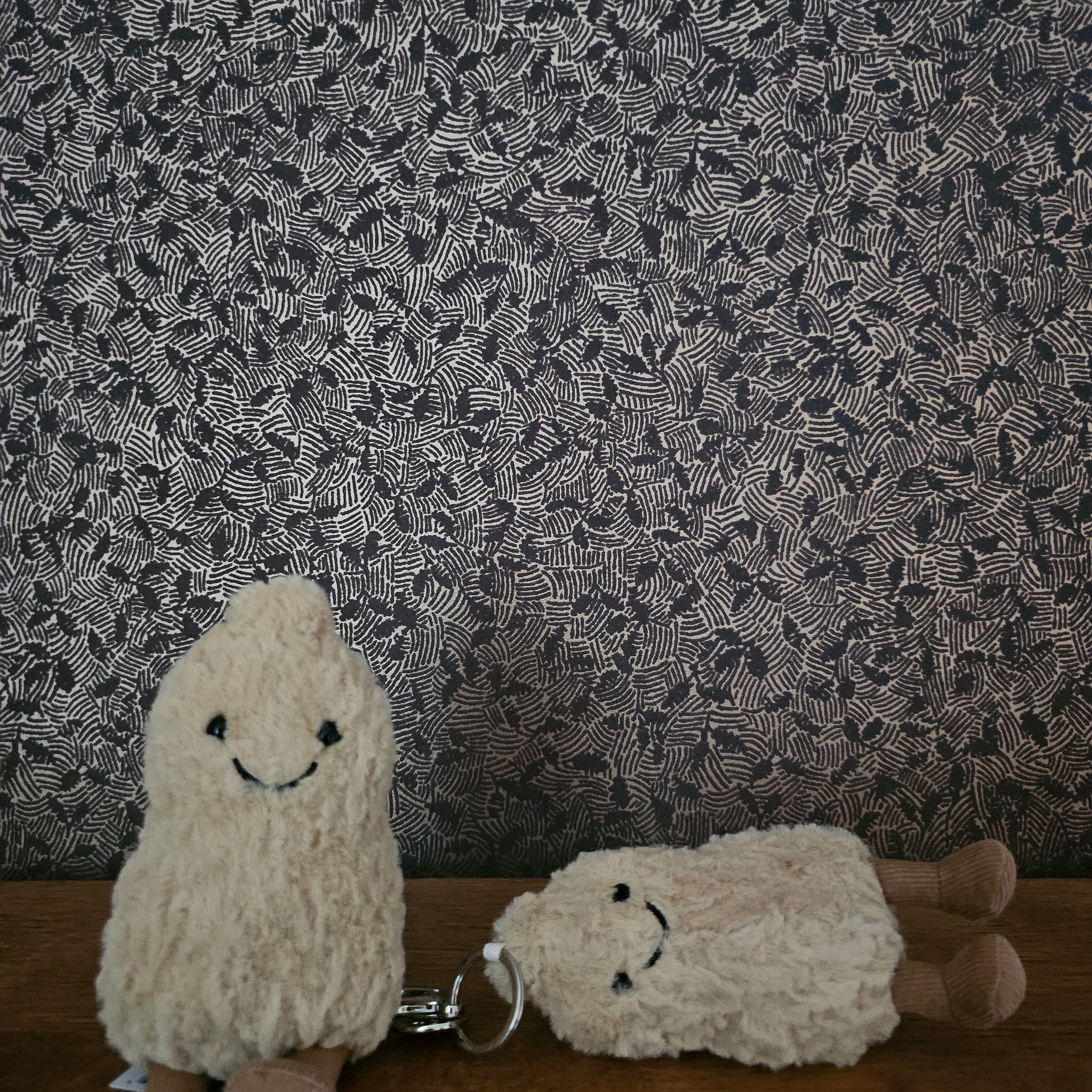 Jellycat Amuseables Peanut Toffee 착용 스타일