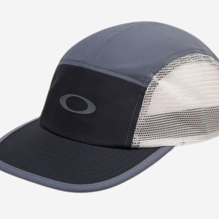 Oakley Latitude Arc Cap Blackout 착용 스타일 - 1