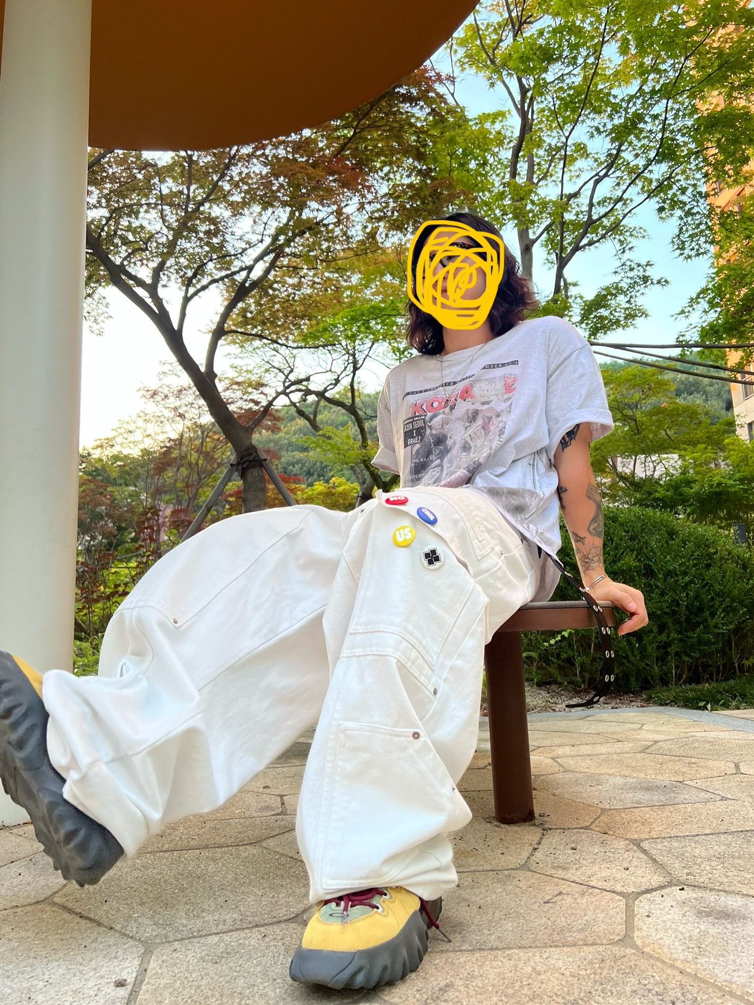 Nos Couleurs x Koin x Llud Rivet Carpenter Pants White, GRAILZ x KOIN SEOUL Magazine T-Shirts Melange Grey 착용 스타일 - 1
