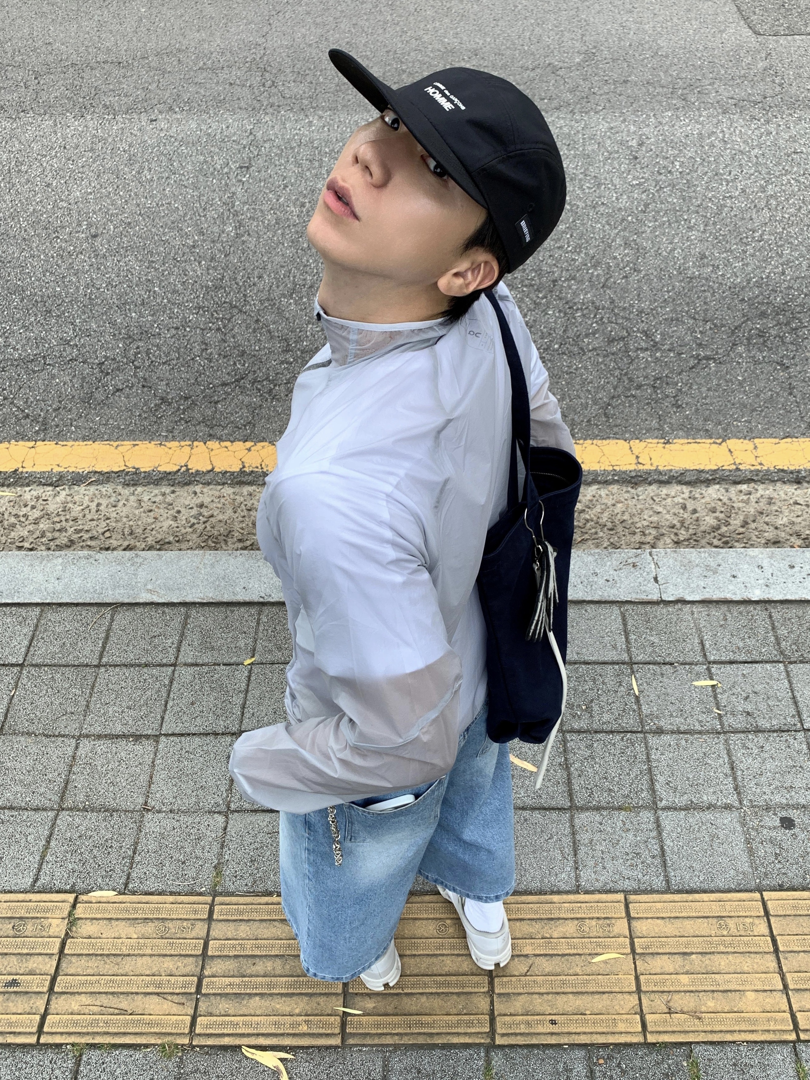 On Running x Post Archive Faction (Paf) Cloudmonster 2 Moondust Chalk, On Running Zero Jacket Glacier 착용 스타일 - 5