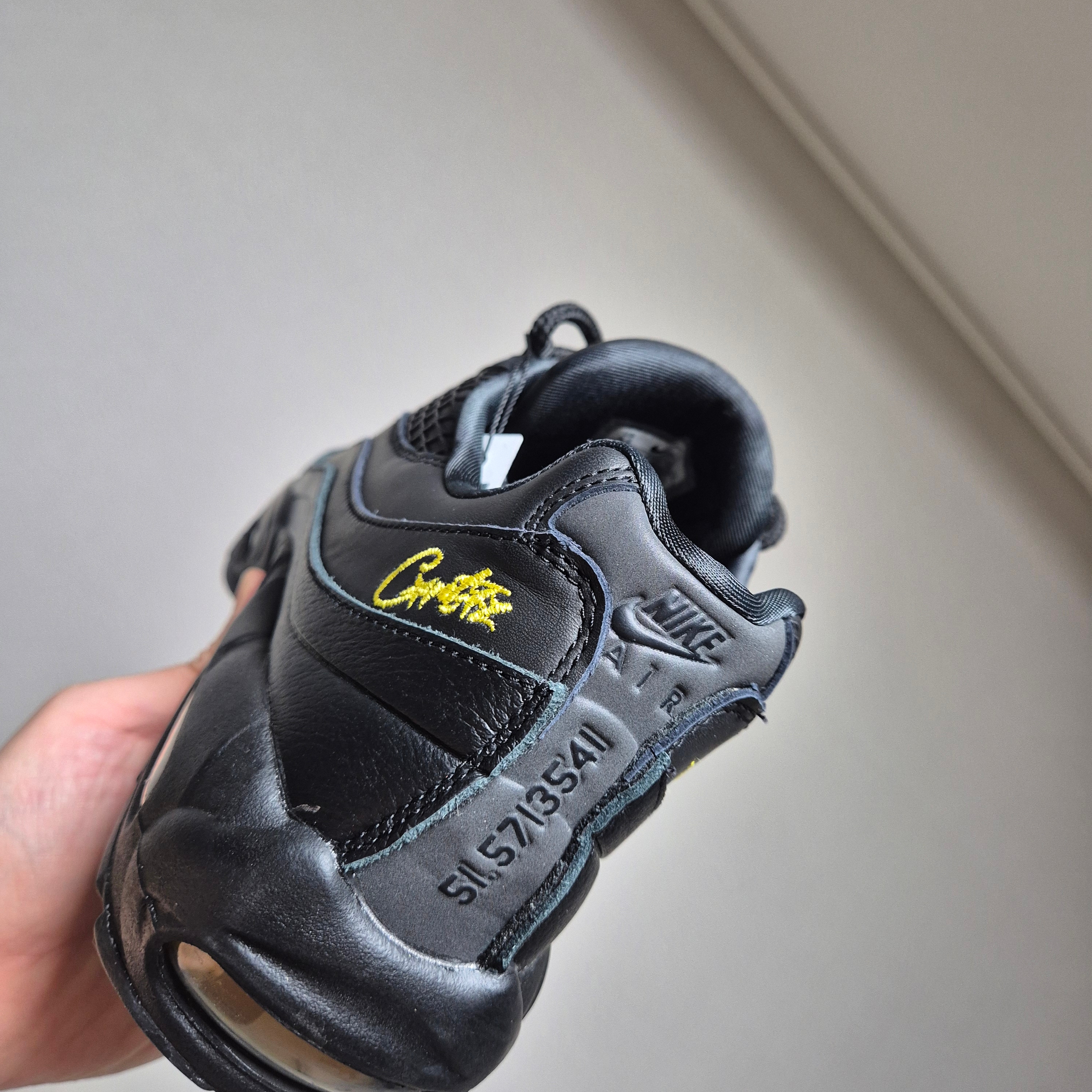 Nike x Corteiz Air Max 95 Black and Tour Yellow 착용 스타일 - 2