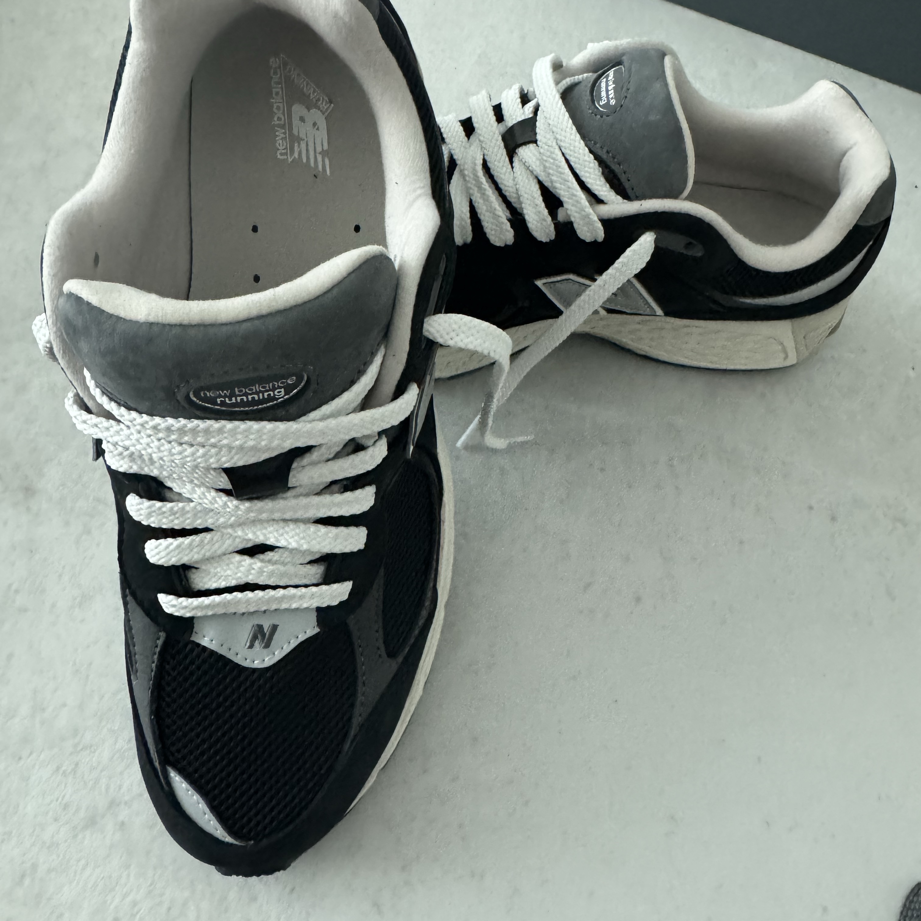 New Balance 2002R Premium Vintage Black 착용 스타일