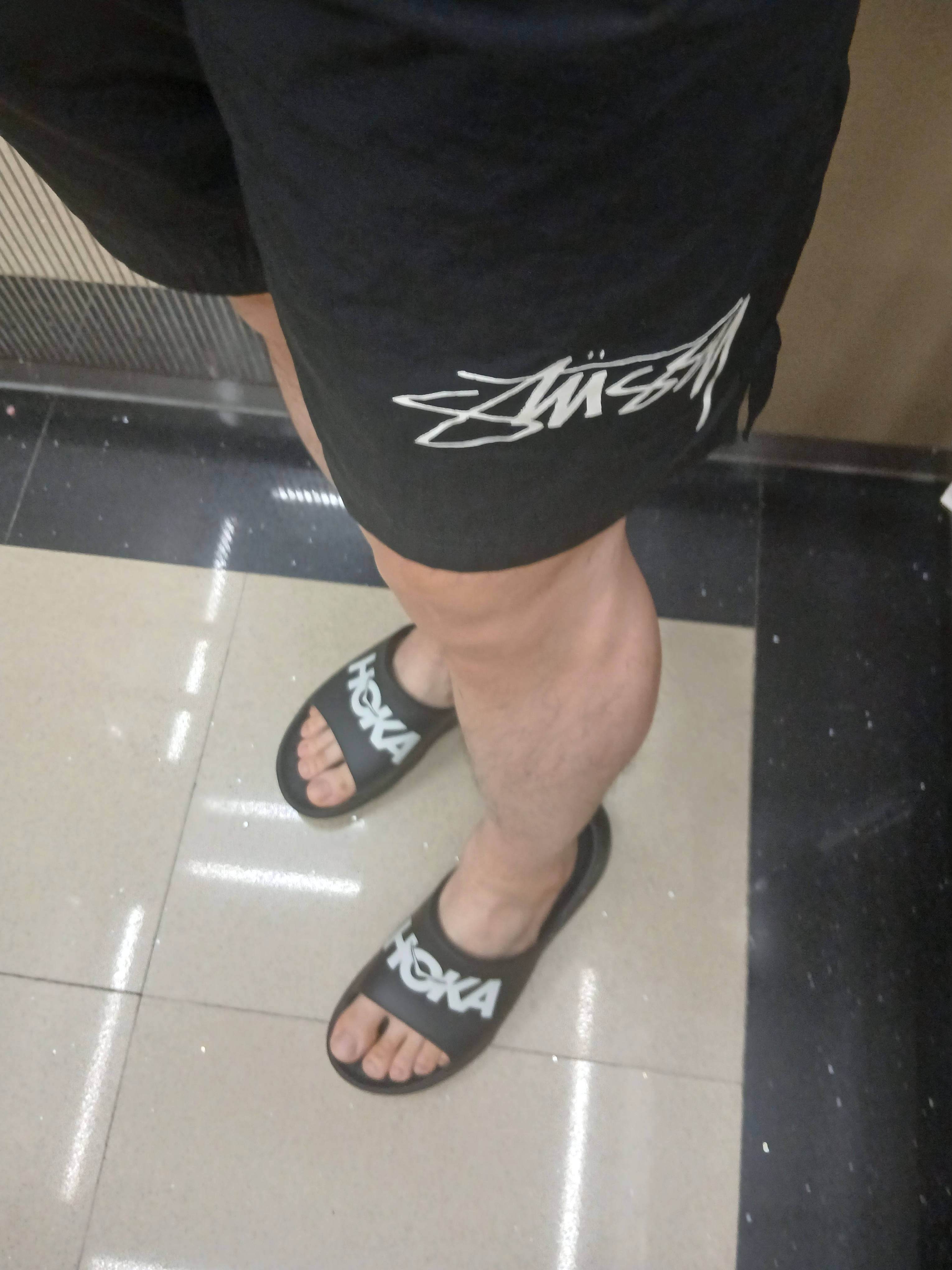 Nike x Stussy Shorts Black (FJ9167-010), Hoka Ora Athletic Slide Black White 착용 스타일 - 4