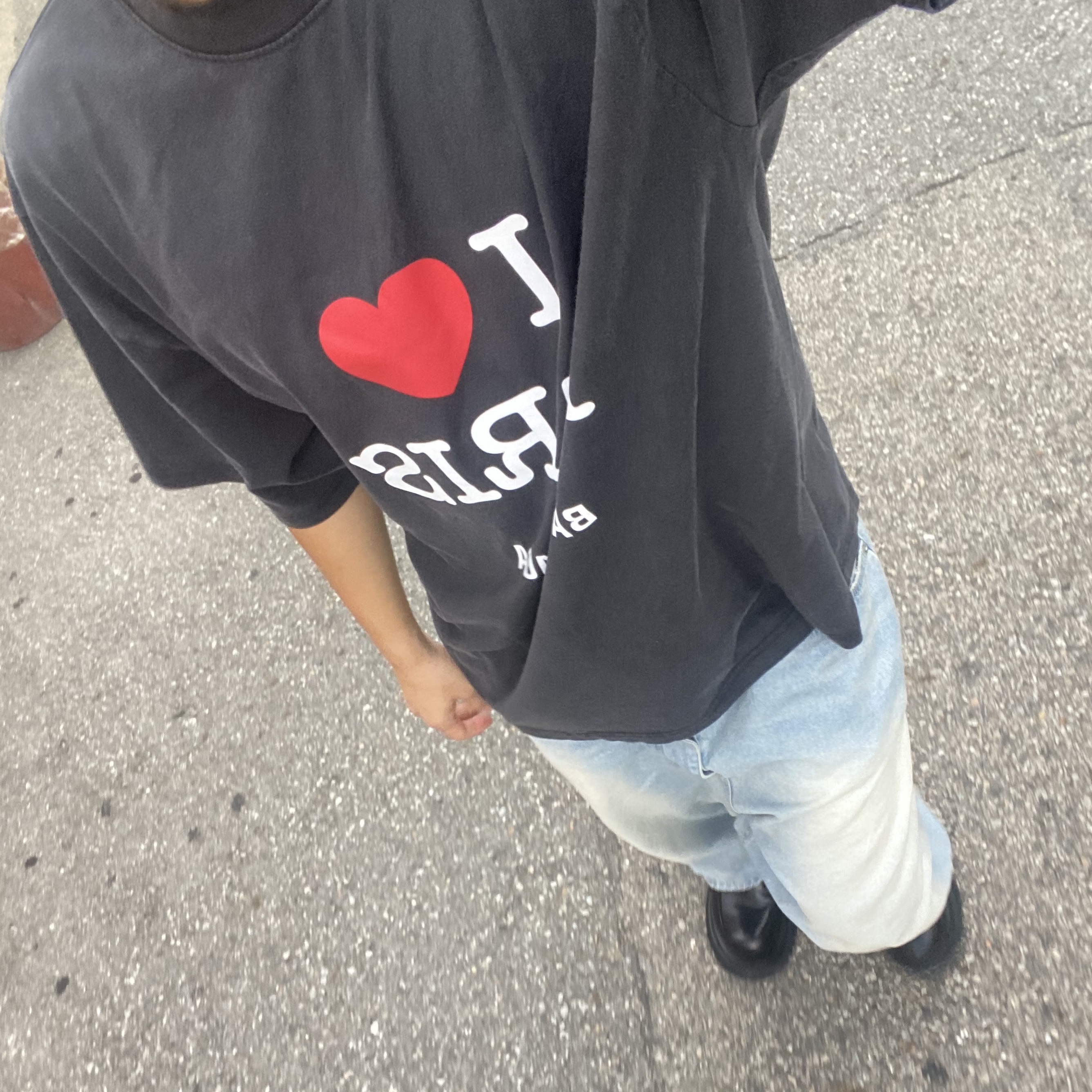 Balenciaga I Love Paris Medium Fit T-Shirt Black Faded 착용 스타일