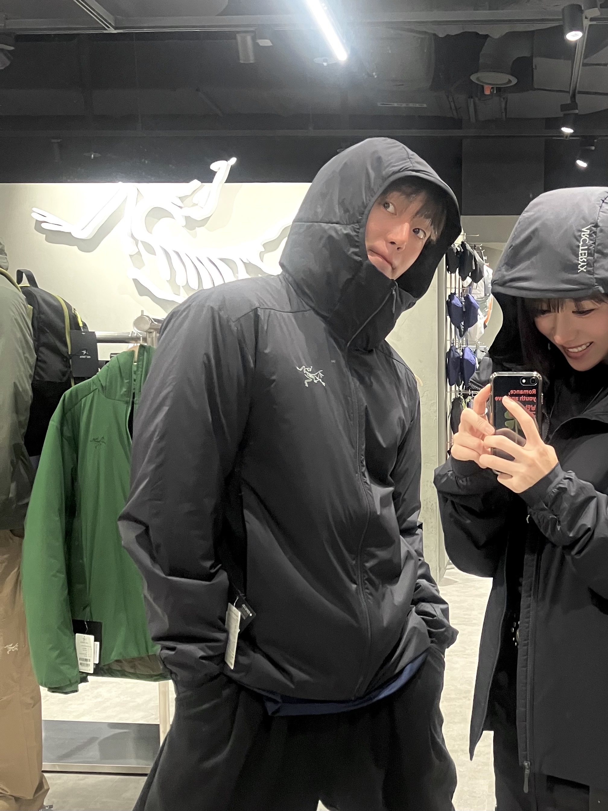 Arc'teryx Atom Hoody Black 착용 스타일 - 5