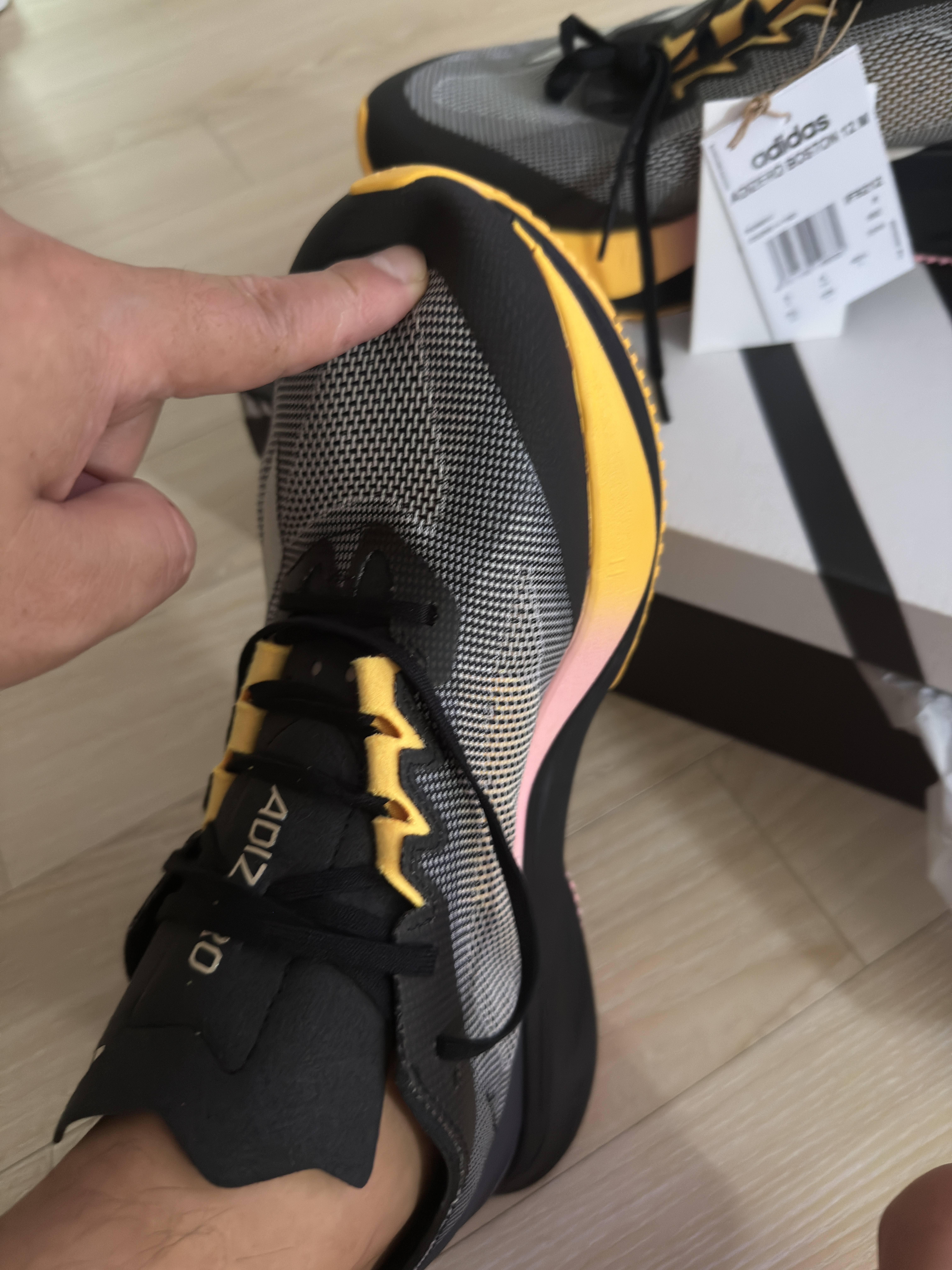 Adidas Adizero Boston 12 Core Black Zero Metalic 착용 스타일 - 3