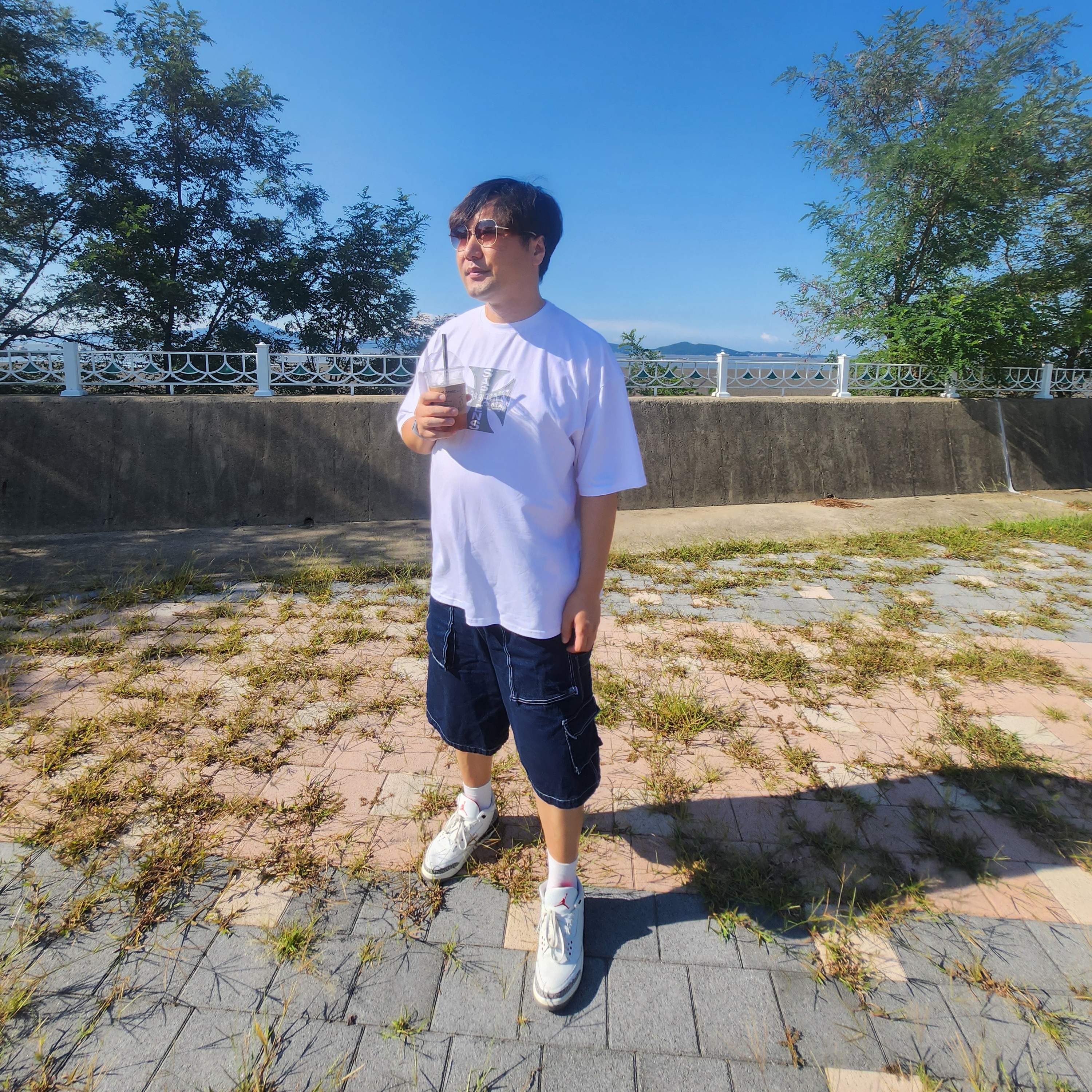 [KREAM 단독] Sapiens Neo Sapiens Over Fit Short Sleeves White, Flavorism Carpenter Bermuda Denim Pants Indigo 착용 스타일
