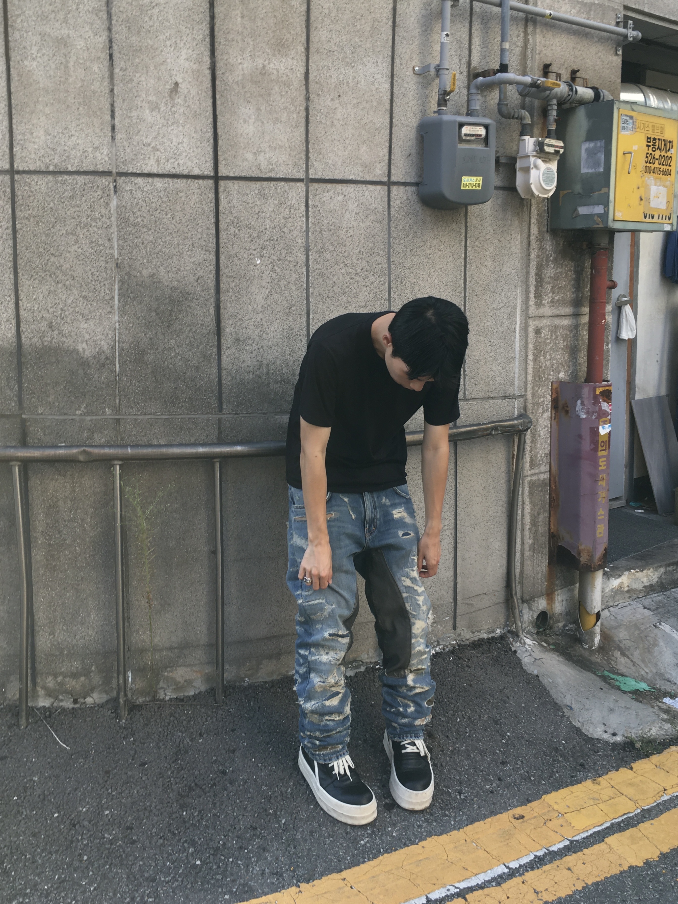 Givenchy Cargo Logo Jeans in Destroyed Denim and Moleskin Medium Blue 착용 스타일