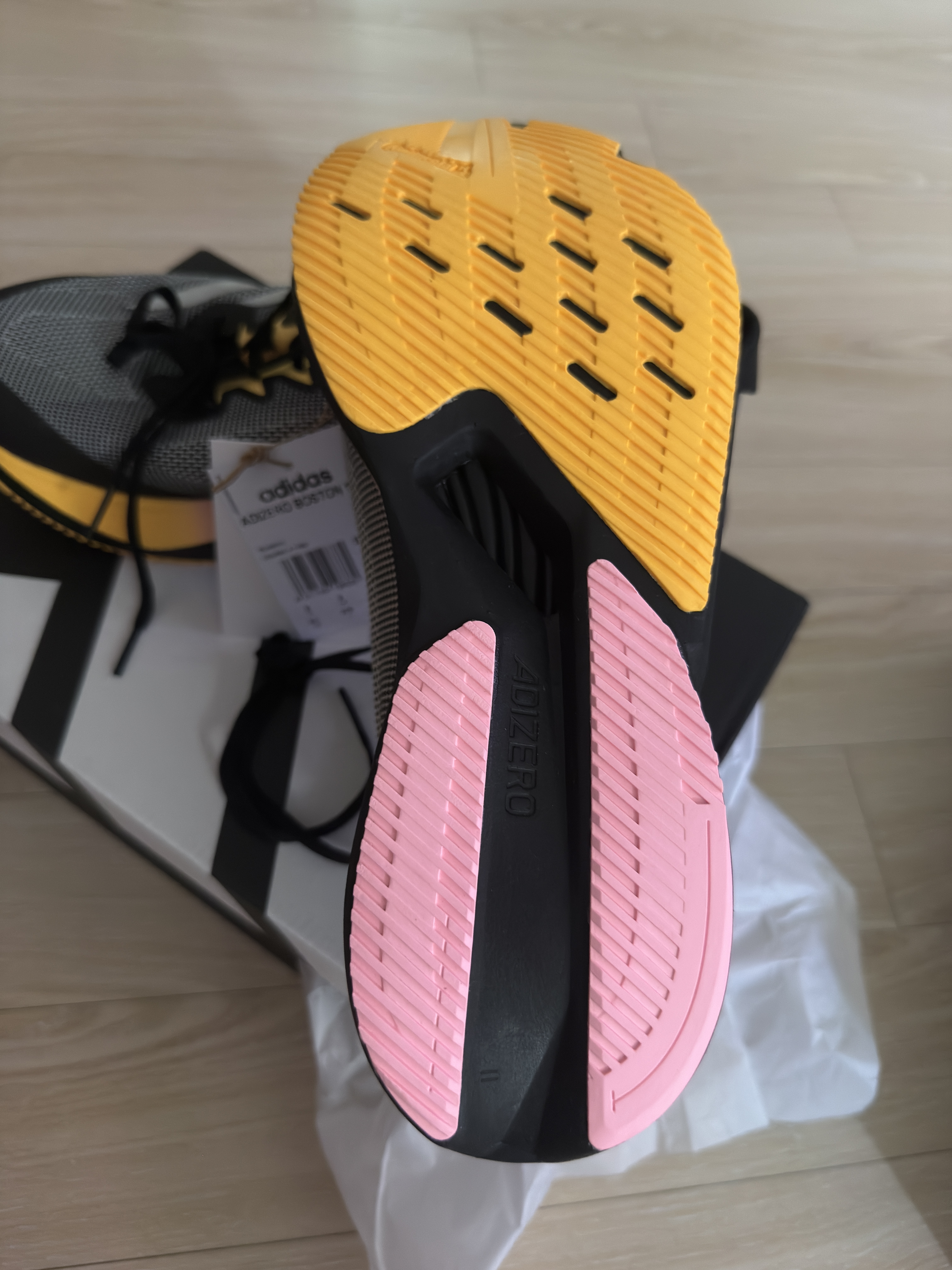 Adidas Adizero Boston 12 Core Black Zero Metalic 착용 스타일 - 4