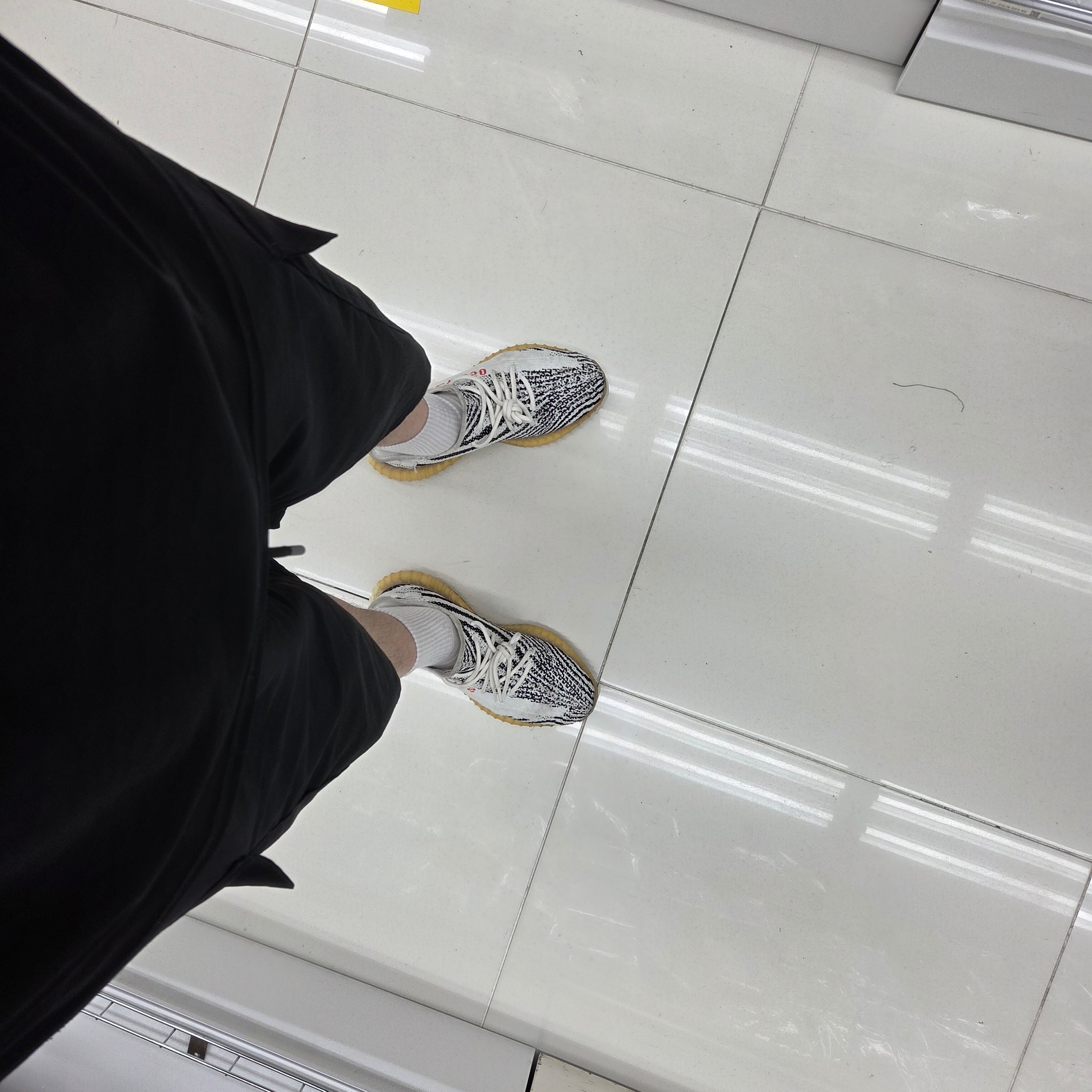 Adidas Yeezy Boost 350 V2 Zebra 2017/2019/2020 착용 스타일
