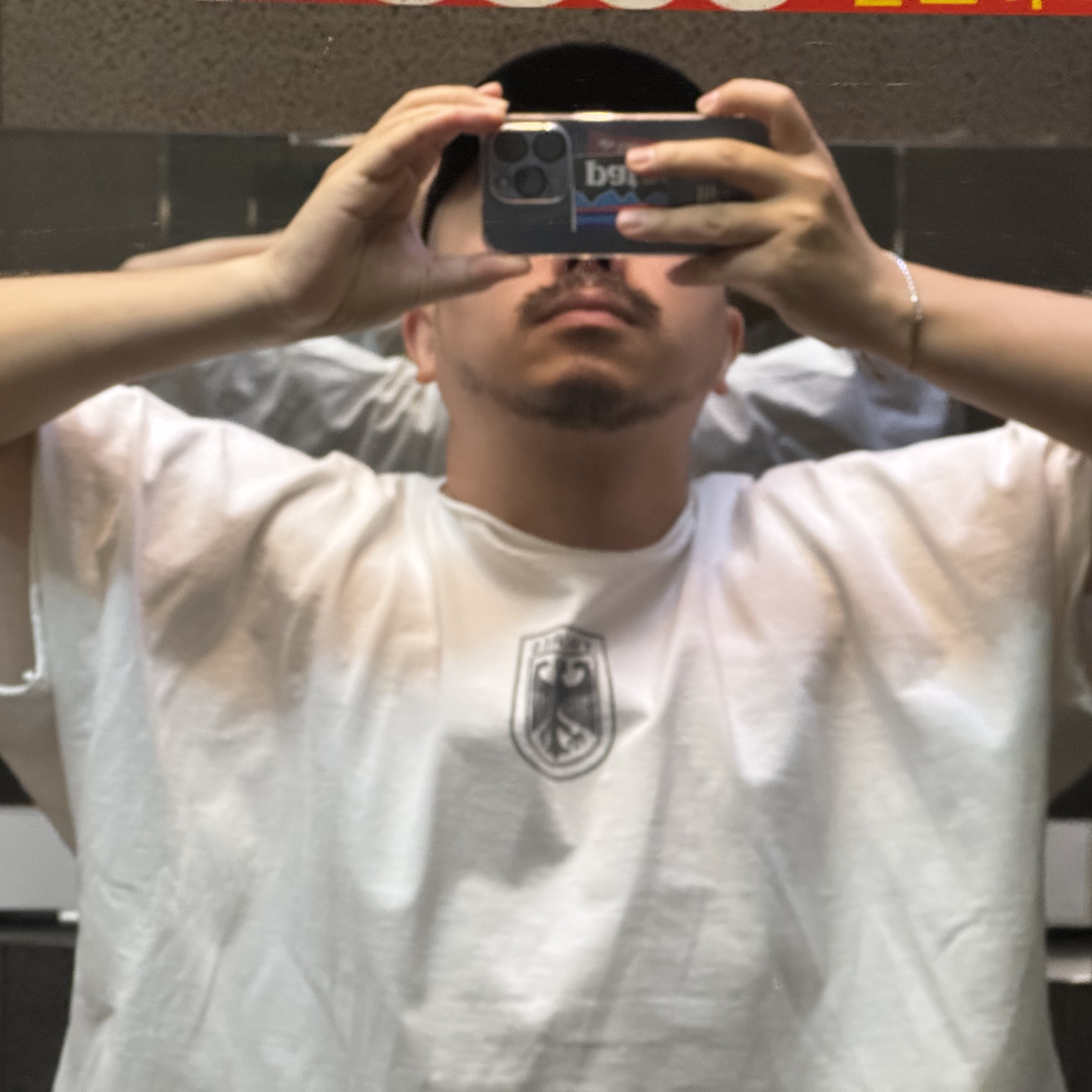 Yeezy Vultures Box T-Shirt White, Supreme 2-Tone S Logo 6-Panel Black - 24SS 착용 스타일