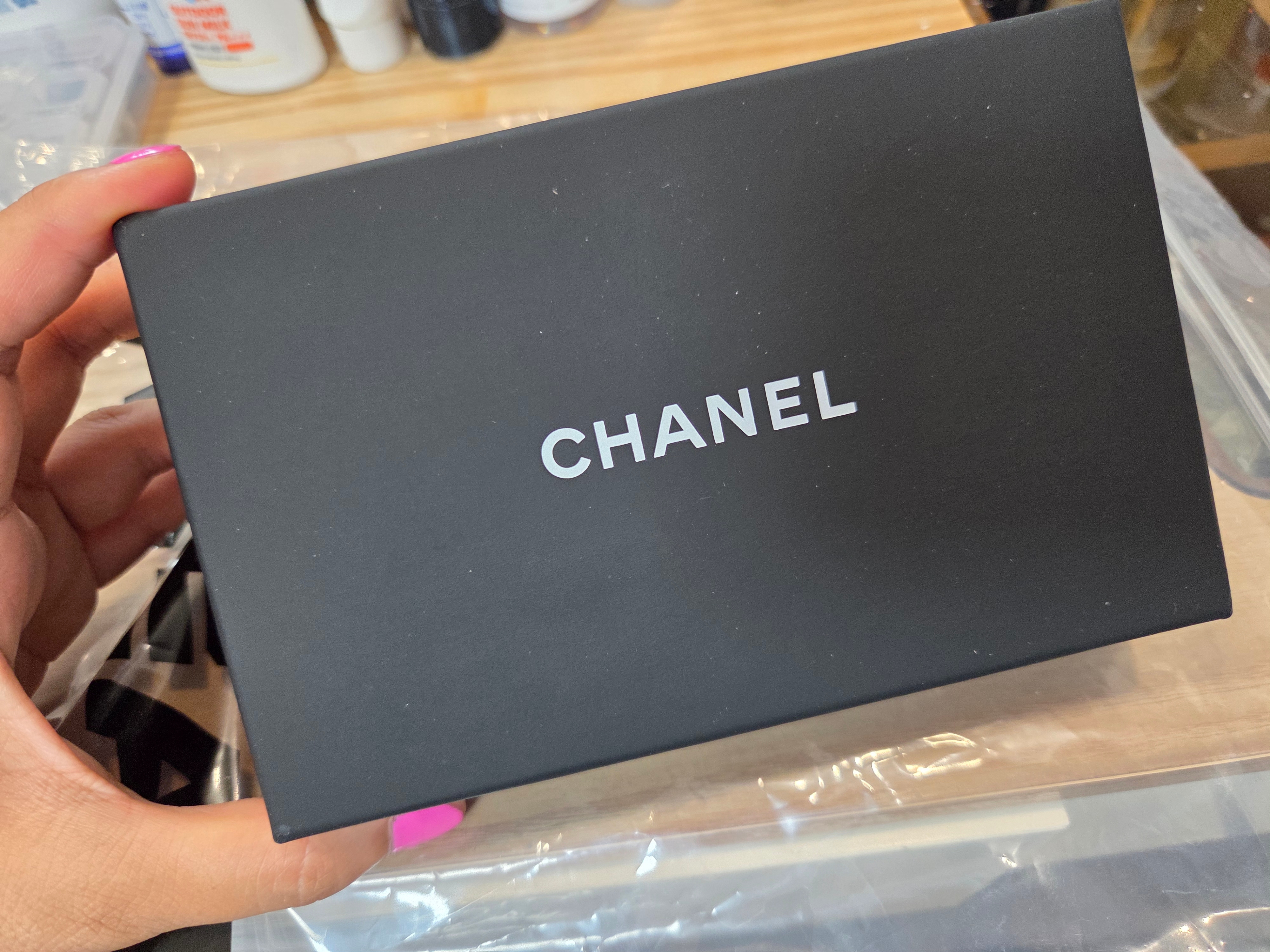 Chanel Classic Card Holder Grained Calfskin & Gold Black 착용 스타일 - 2