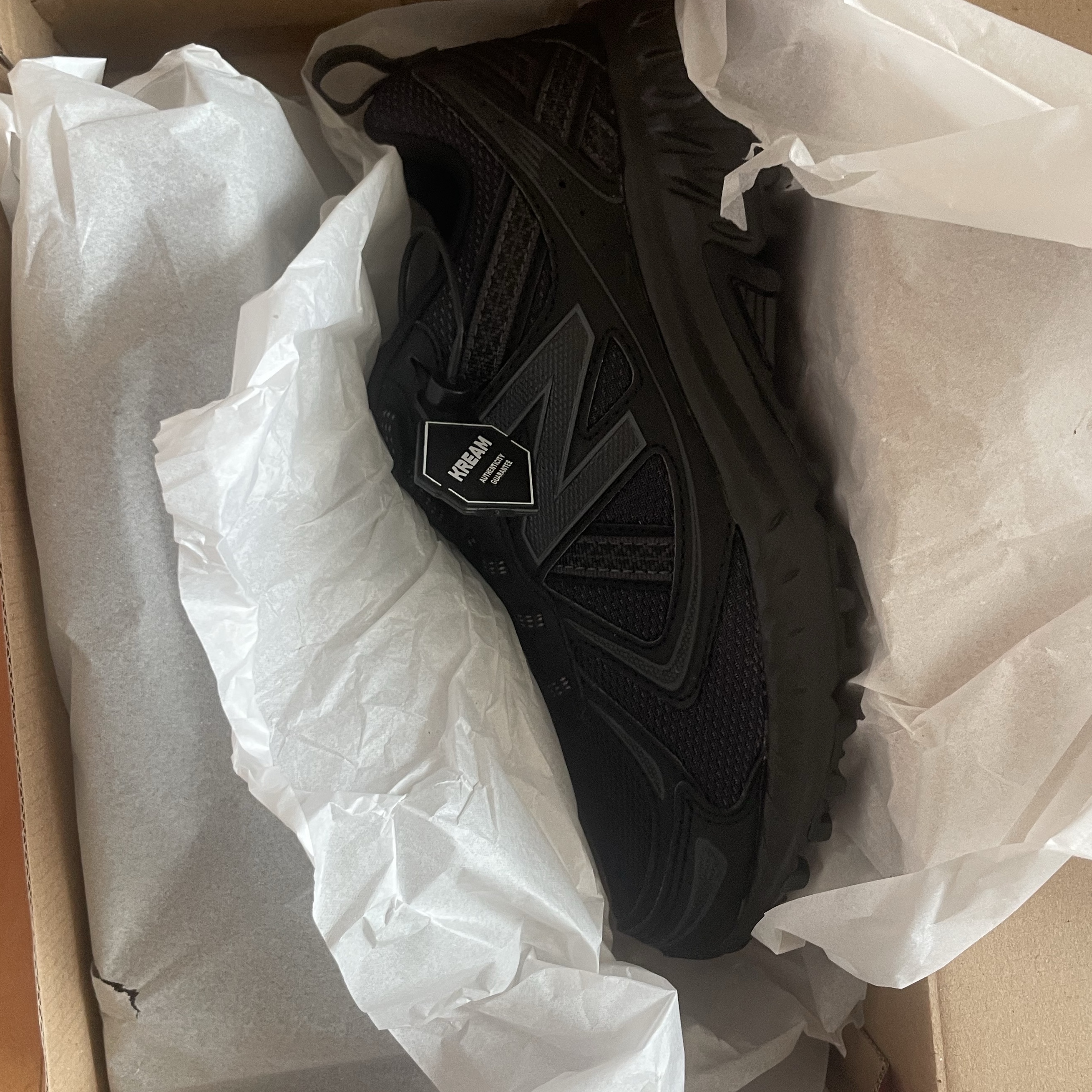 New Balance 410v5 Black - 2E Wide 착용 스타일