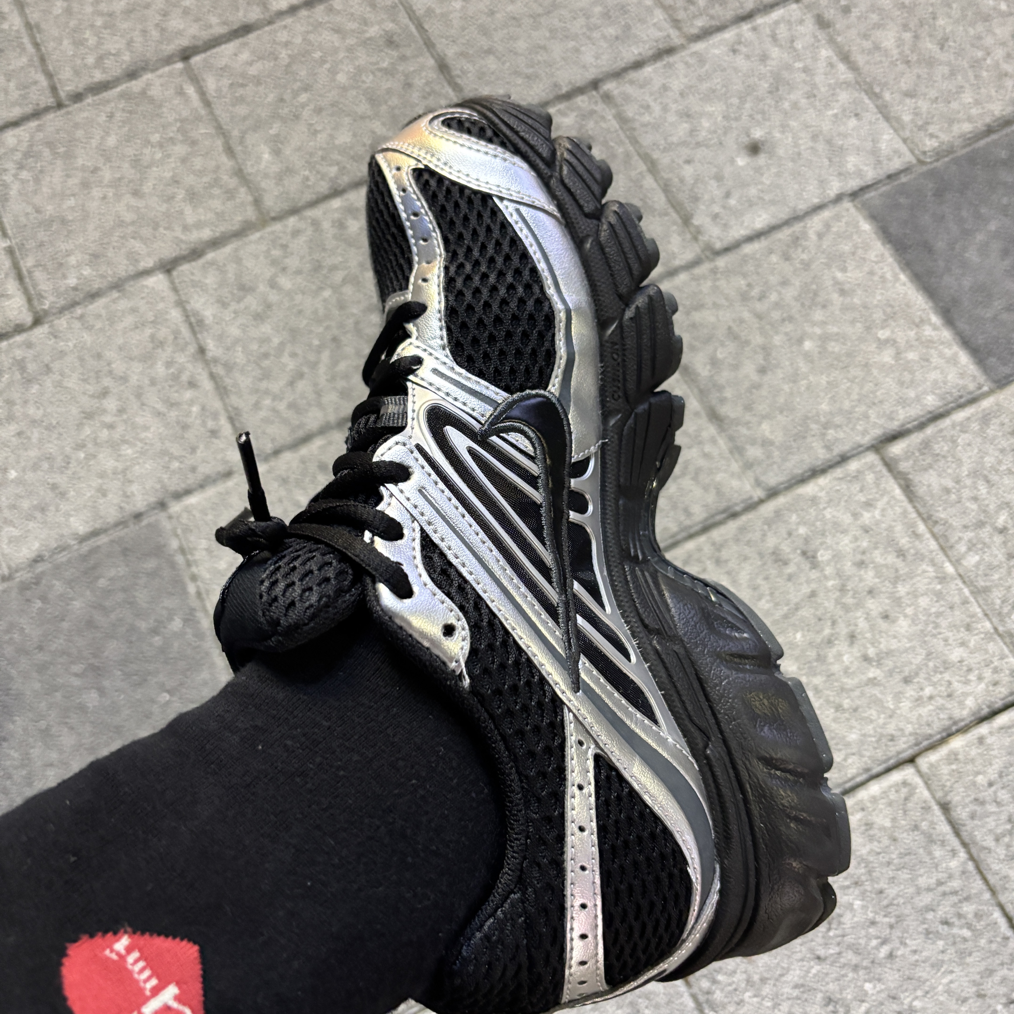 (W) Nike Air Max Moto 2K Black Metallic Silver 착용 스타일 - 1