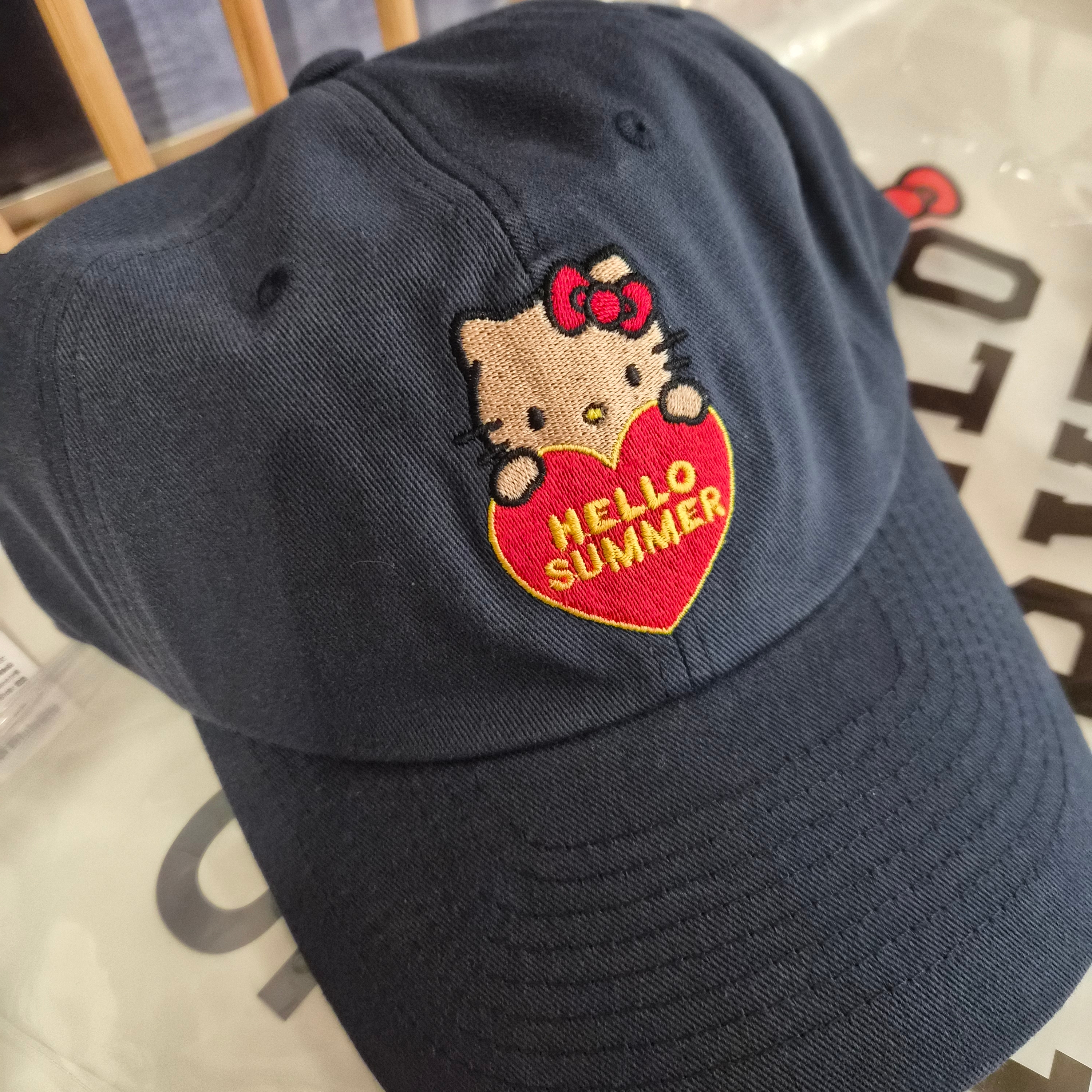 Farven x Tanning Hello Kitty Hello Summer Ball Cap_Navy 착용 스타일