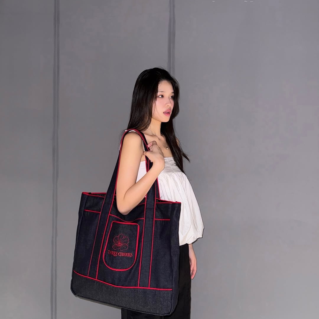 Threecheers Flower Logo Denim Bag 착용 스타일 - 5