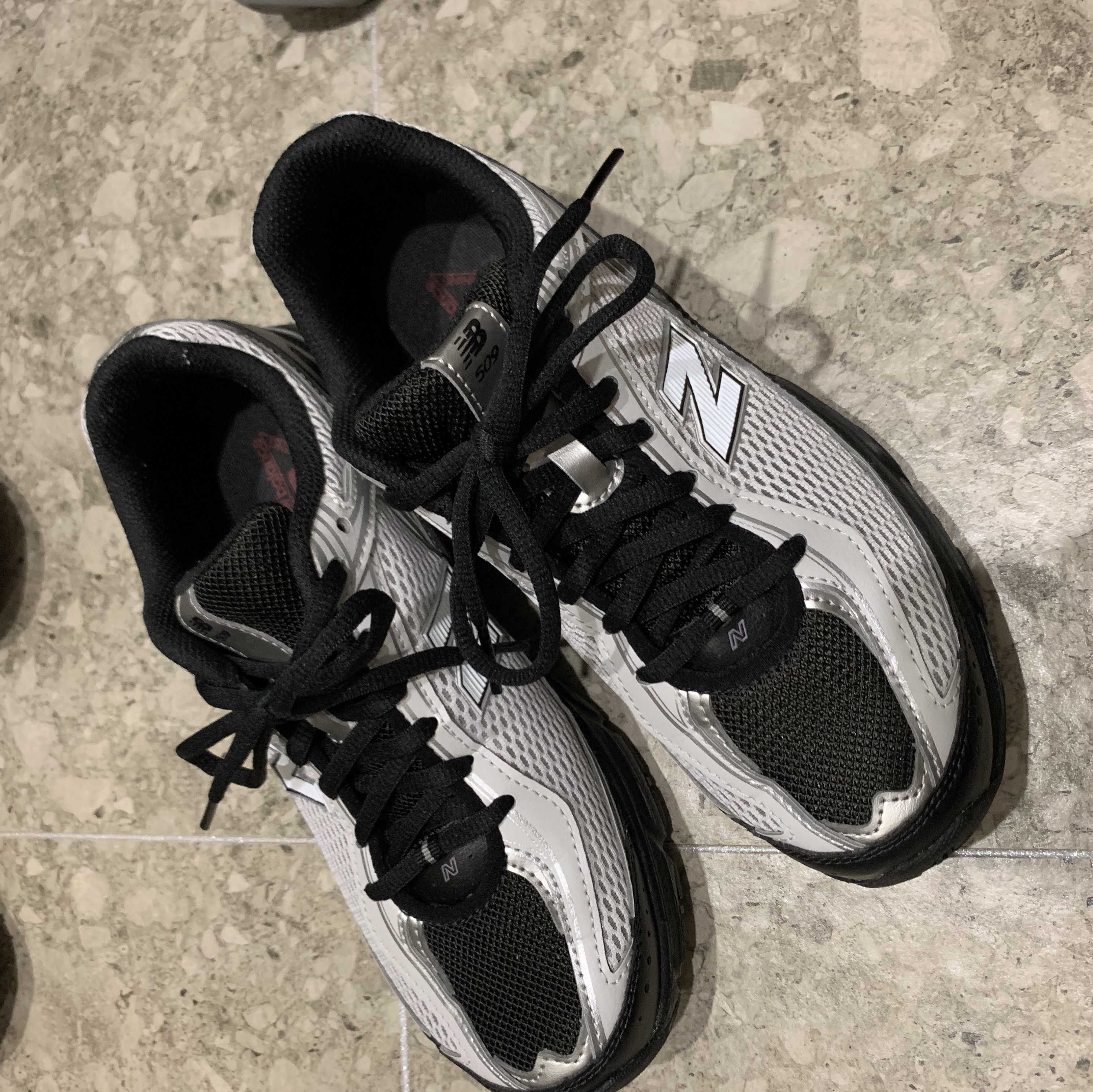 New Balance 509 Black Gray 착용 스타일