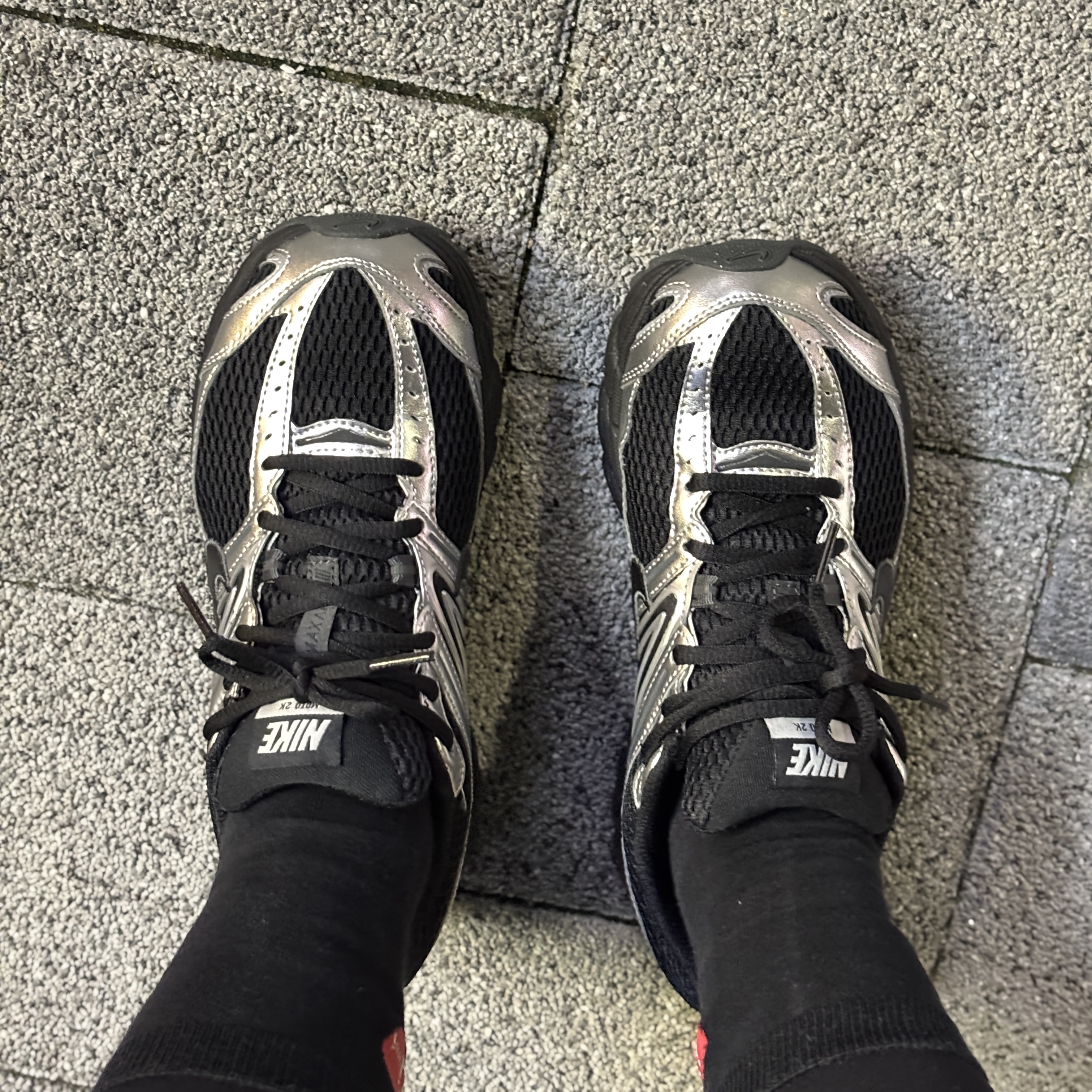 (W) Nike Air Max Moto 2K Black Metallic Silver 착용 스타일 - 2