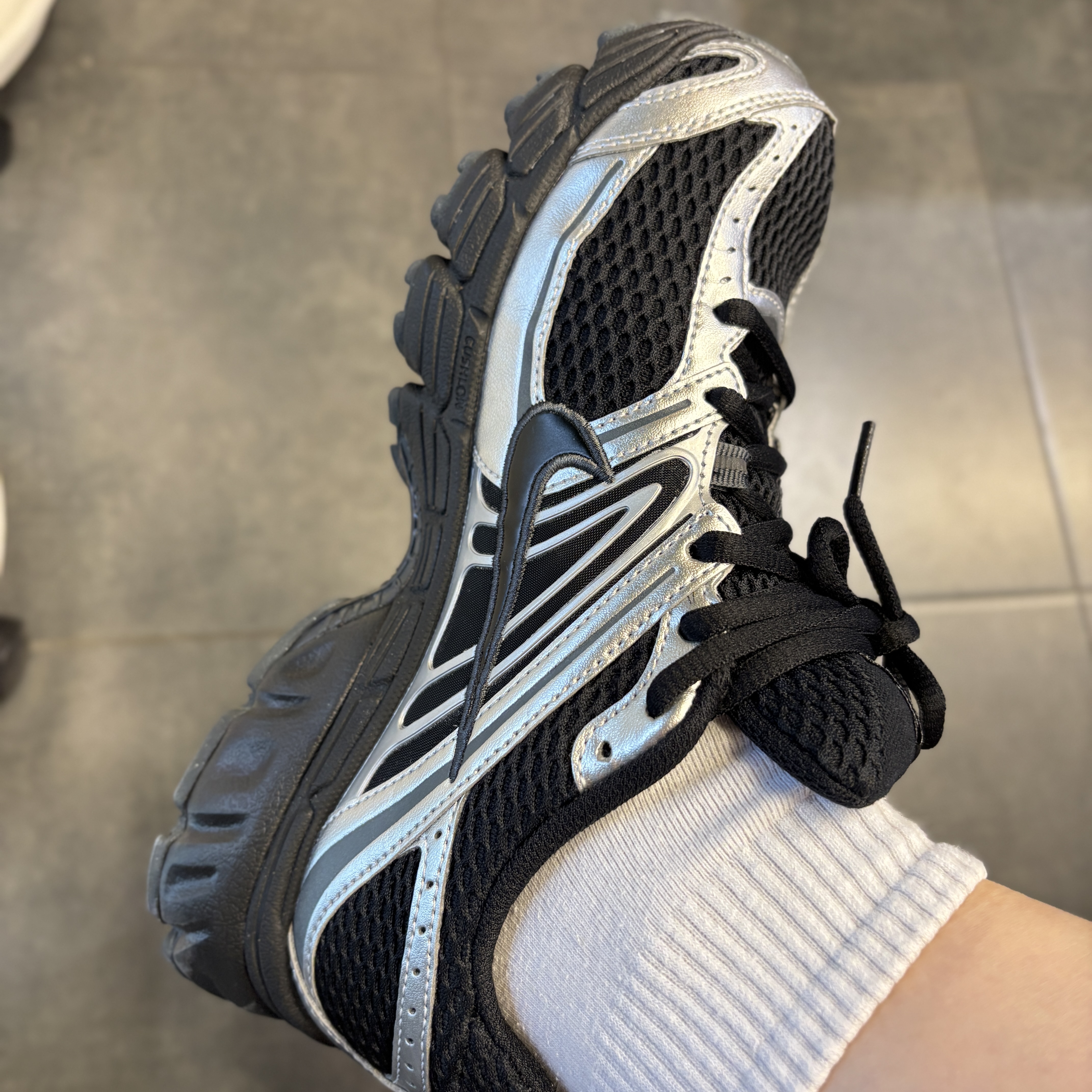(W) Nike Air Max Moto 2K Black Metallic Silver 착용 스타일 - 3