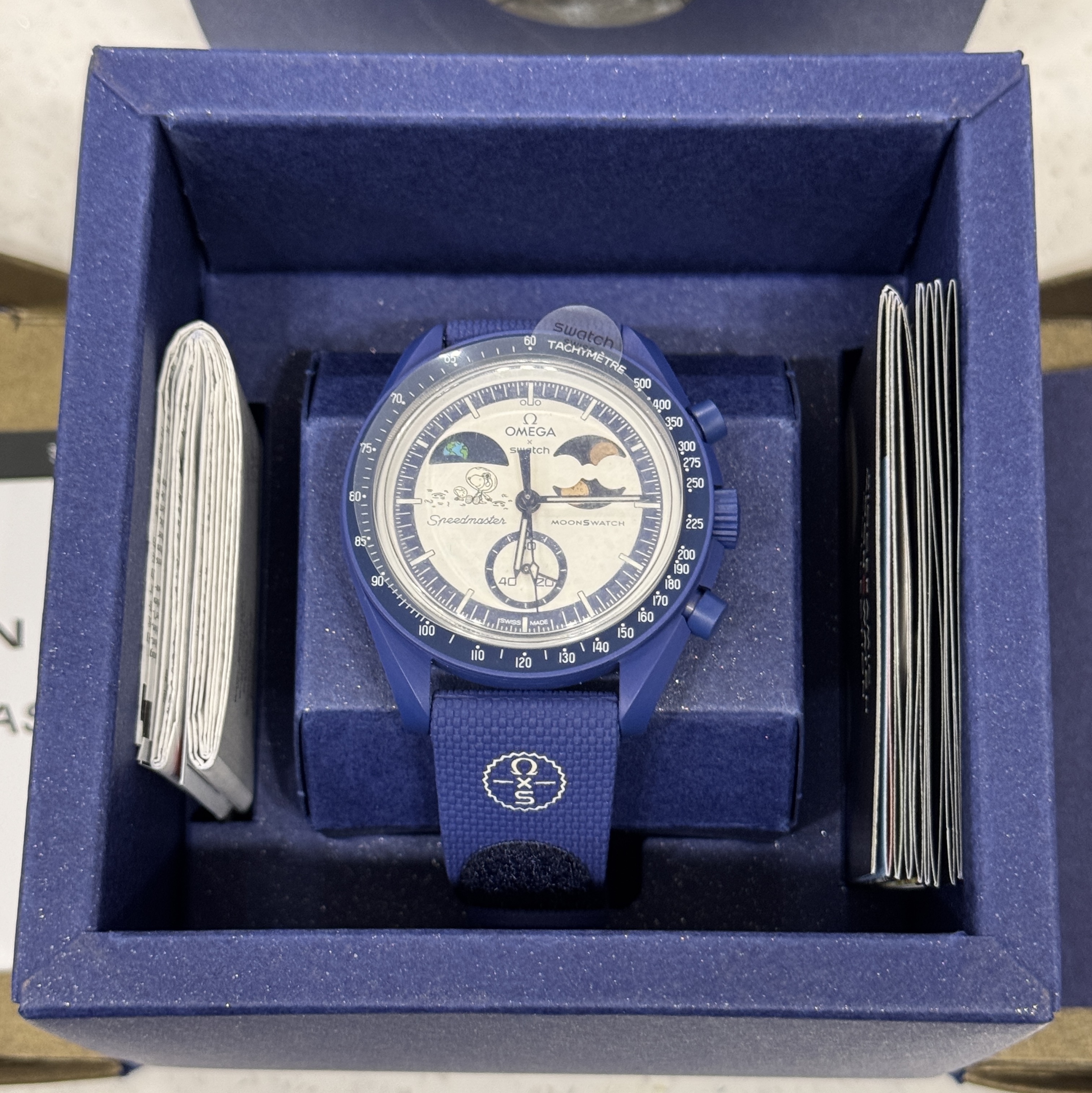 Swatch x Omega x Snoopy Bioceramic Moonswatch August's Mission To Earthphase 42mm Moonshine Gold 착용 스타일 - 2
