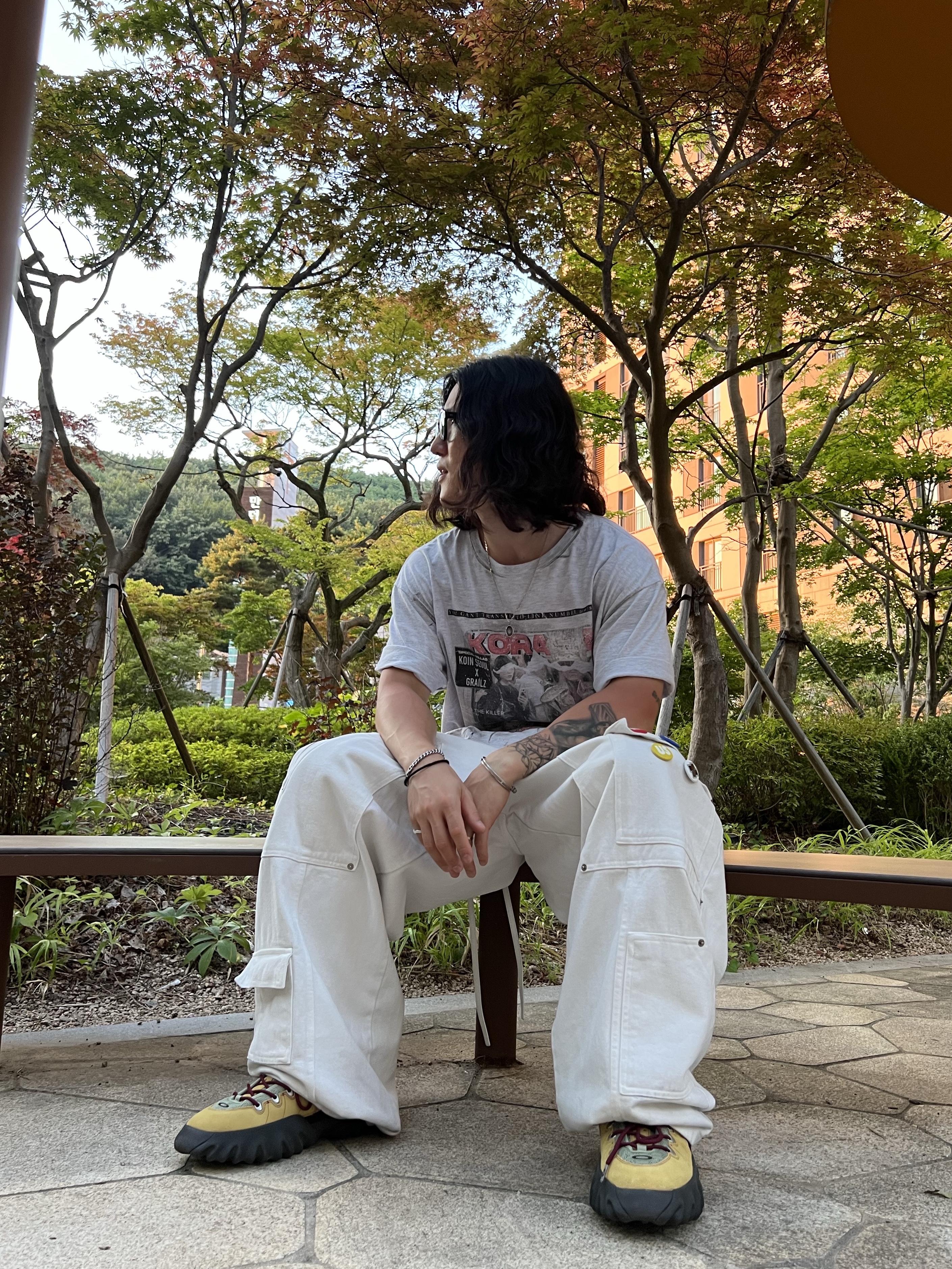 Nos Couleurs x Koin x Llud Rivet Carpenter Pants White, GRAILZ x KOIN SEOUL Magazine T-Shirts Melange Grey 착용 스타일 - 5
