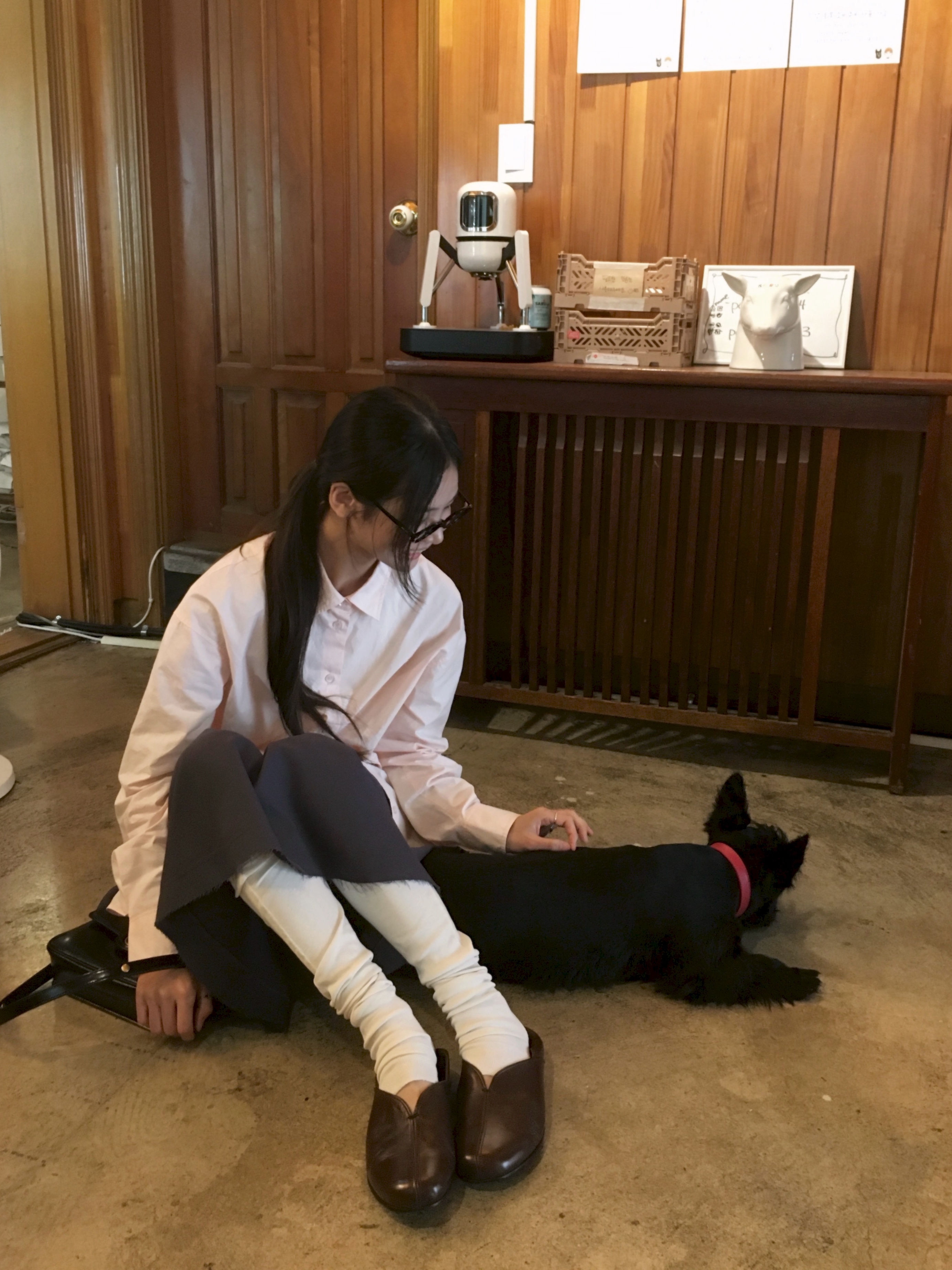 Tory Burch Robinson Spazzolato Convertible Shoulder Bag Black, (W) Maison Kitsune Fox Embroidery Classic Shirt Light Pink 착용 스타일 - 2