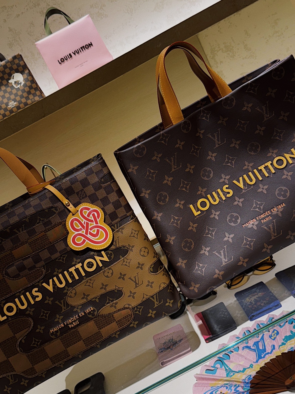 Louis Vuitton Shopper Tote MM Brown, Louis Vuitton Shopper Tote MM Monogram 착용 스타일 - 1