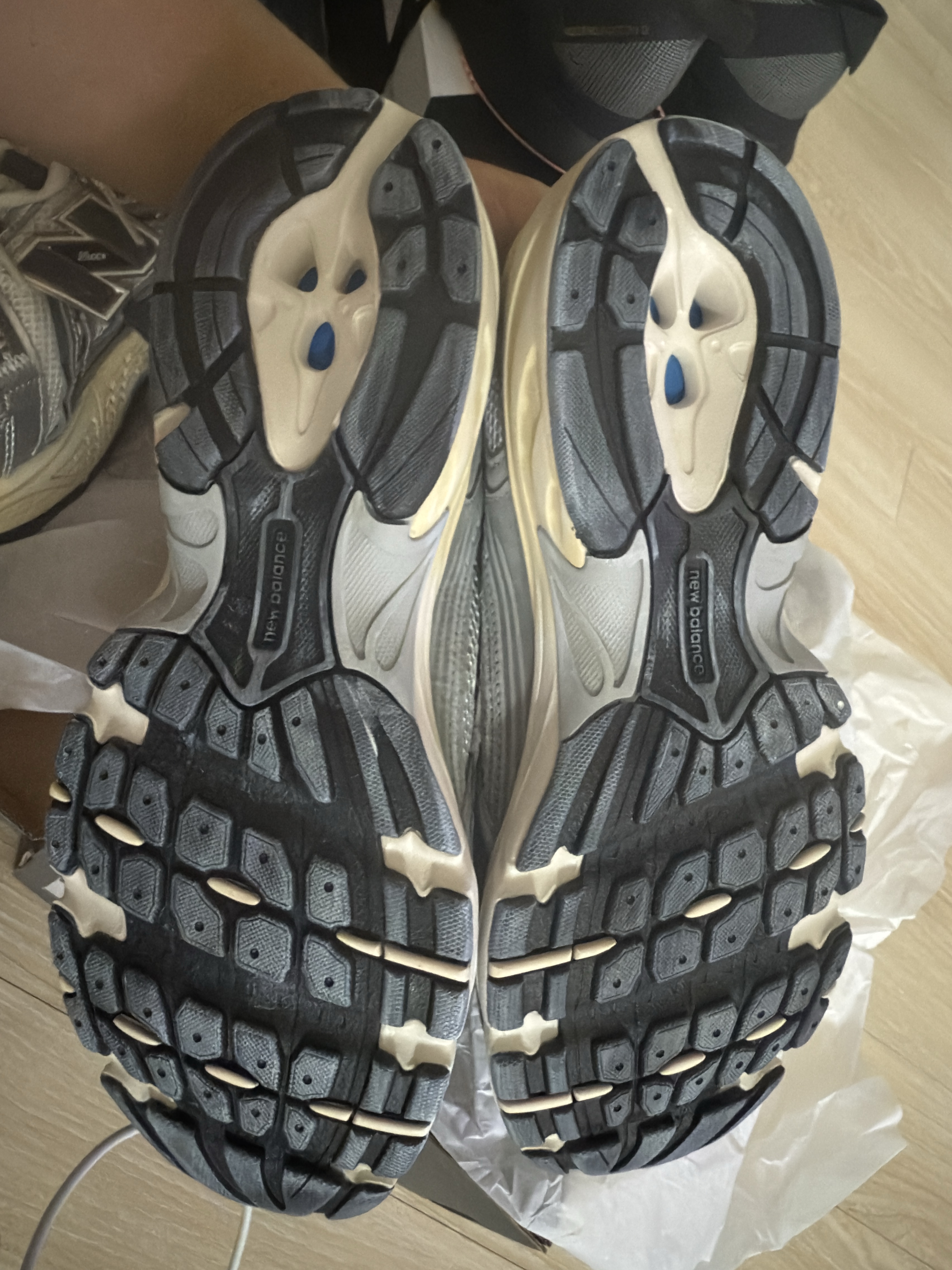 New Balance 530 Premium Vintage Grey Matter, New Balance 1906A Silver Metallic Castlerock 착용 스타일 - 3