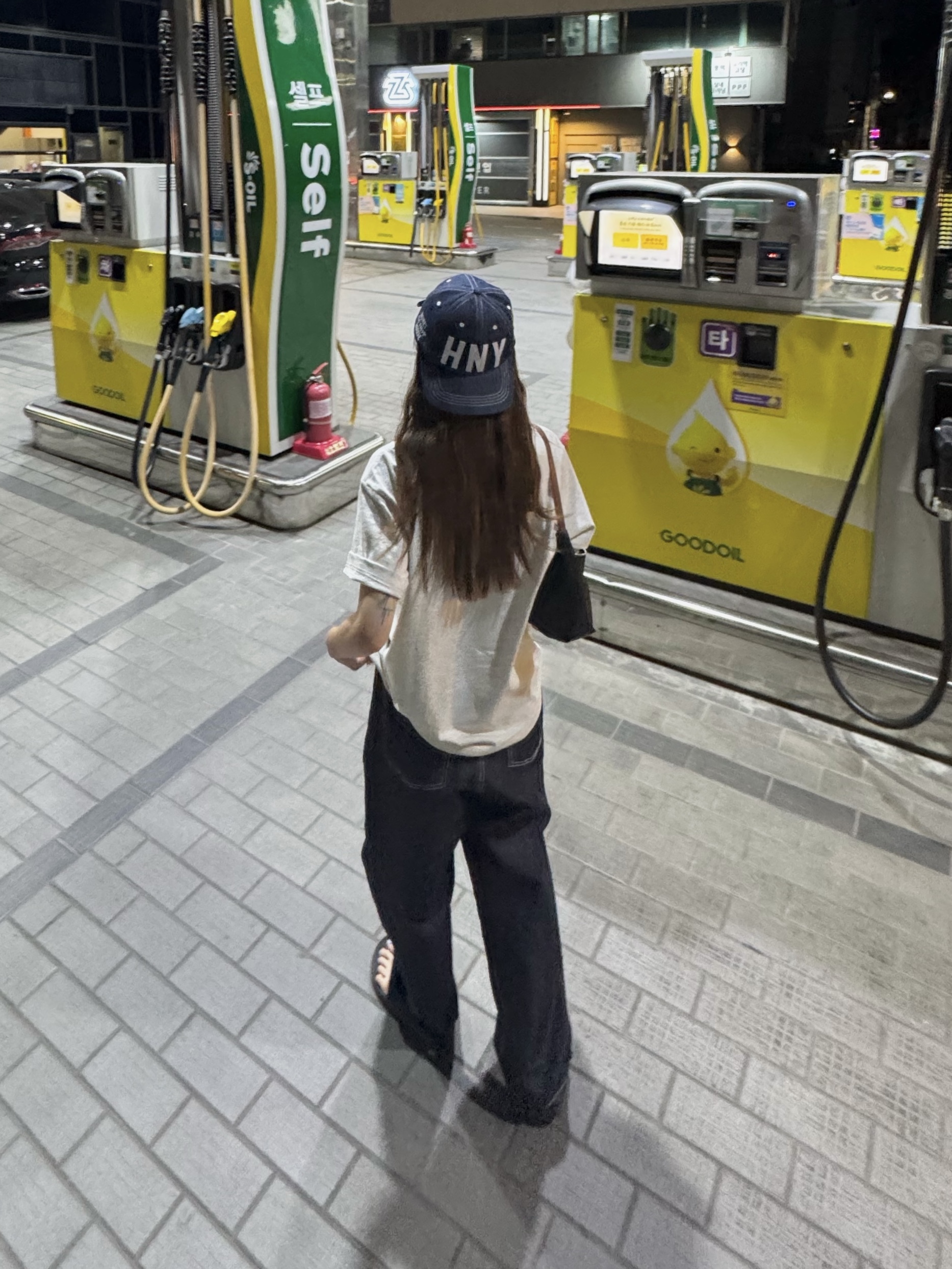 Honey Scoop House HNY Denim Cap Indigo, Honey Scoop House Flag Logo Tee Oatmeal 착용 스타일 - 4
