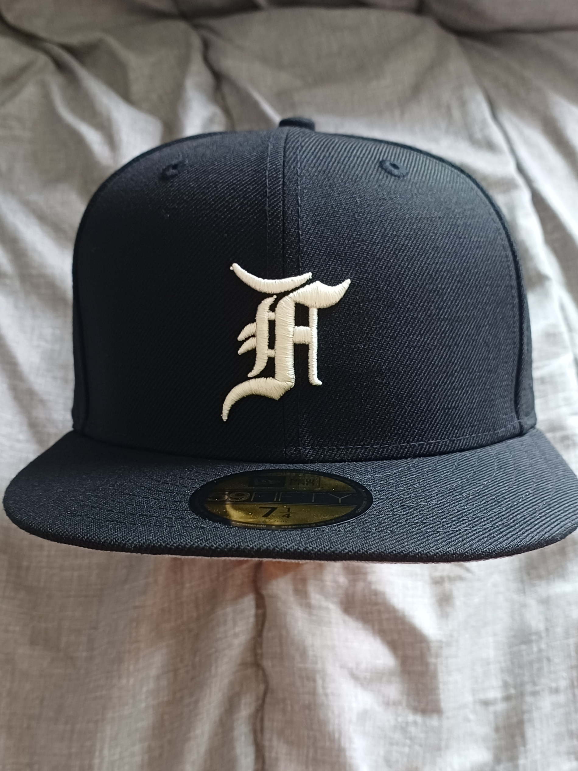 New Era x Fear of God 59FIFTY Chicago White Sox Fitted Cap Black 착용 스타일