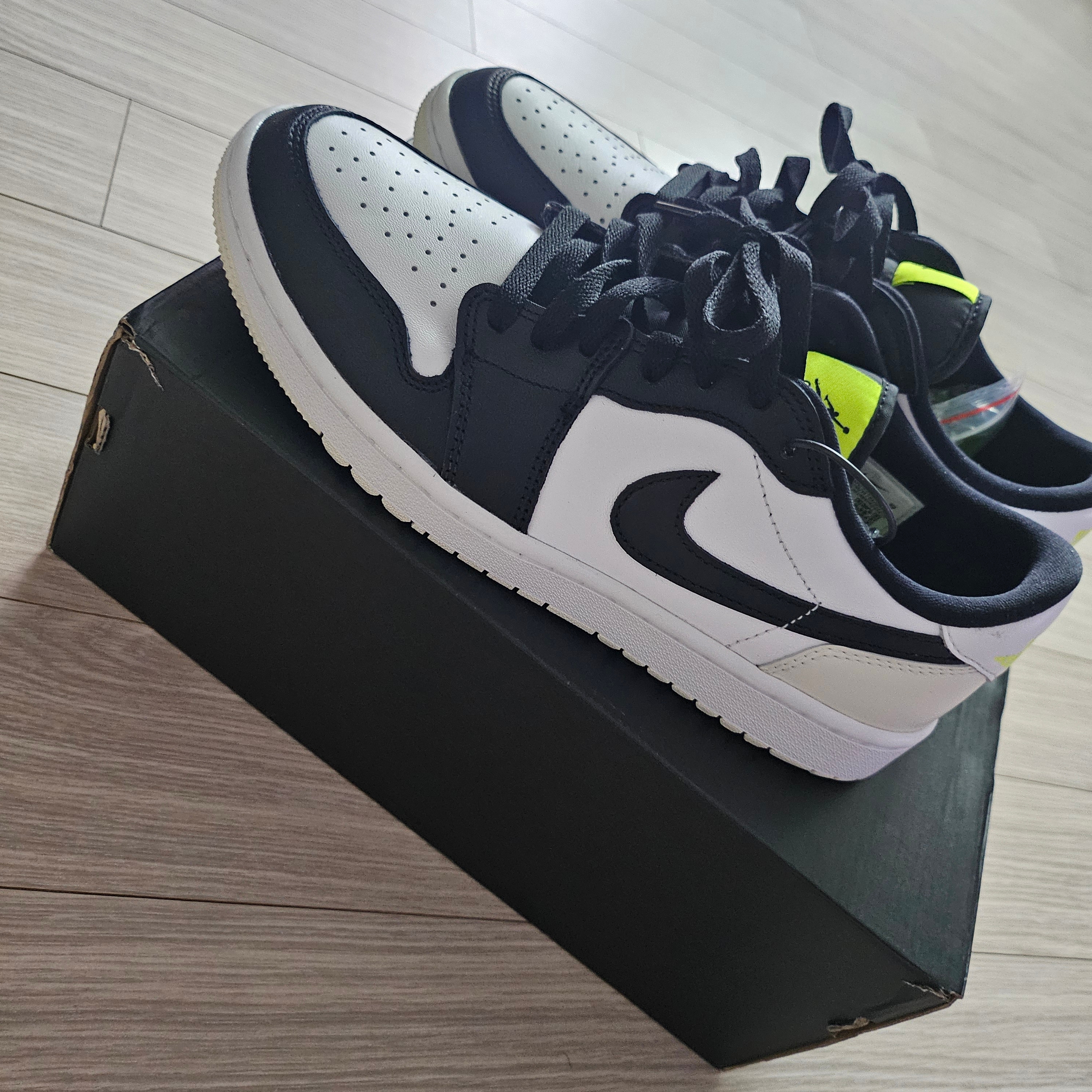 Jordan 1 Low Golf Black White and Volt 착용 스타일