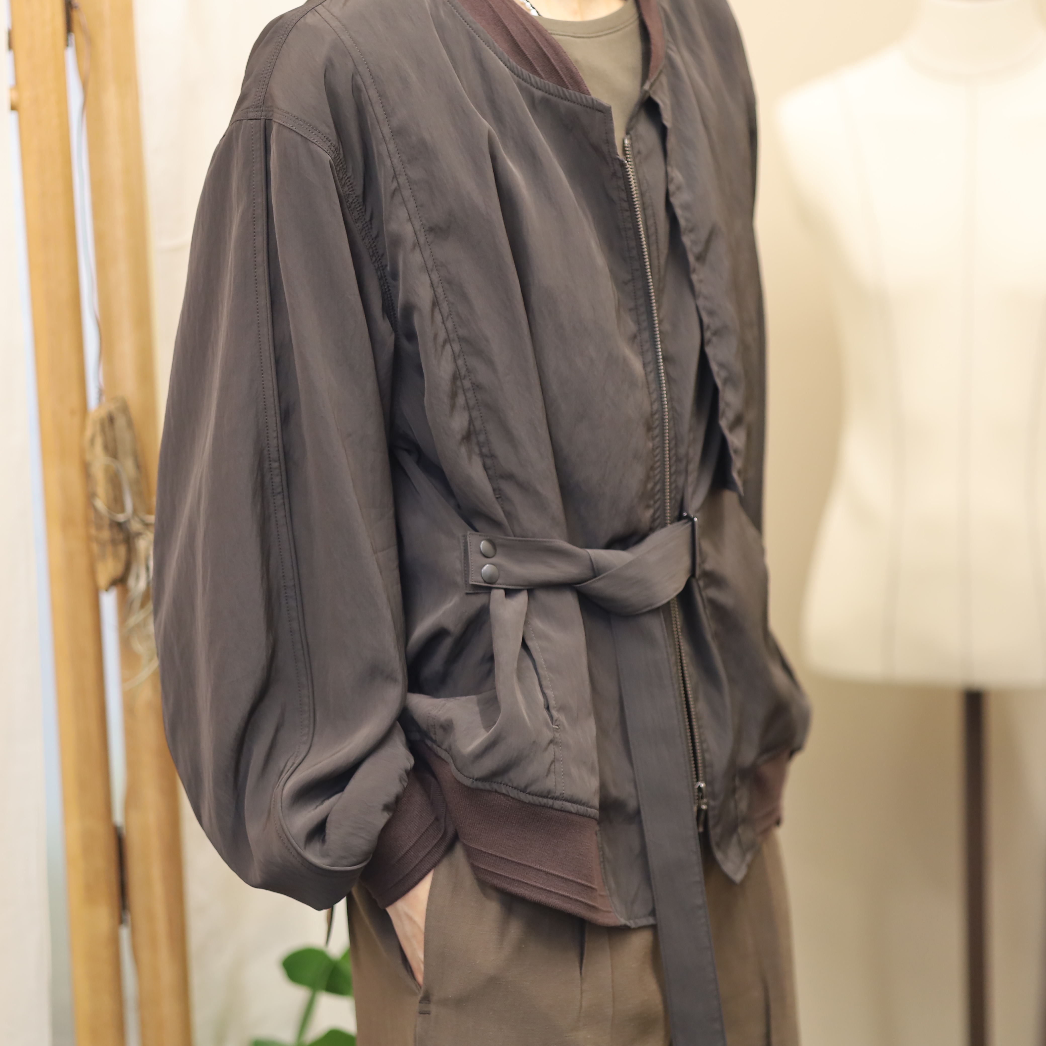 NA A NANA Wavy Strap Blouson Olive Brown, NA A NANA Button Detachable T-Shirt Purpel Brown 착용 스타일 - 3