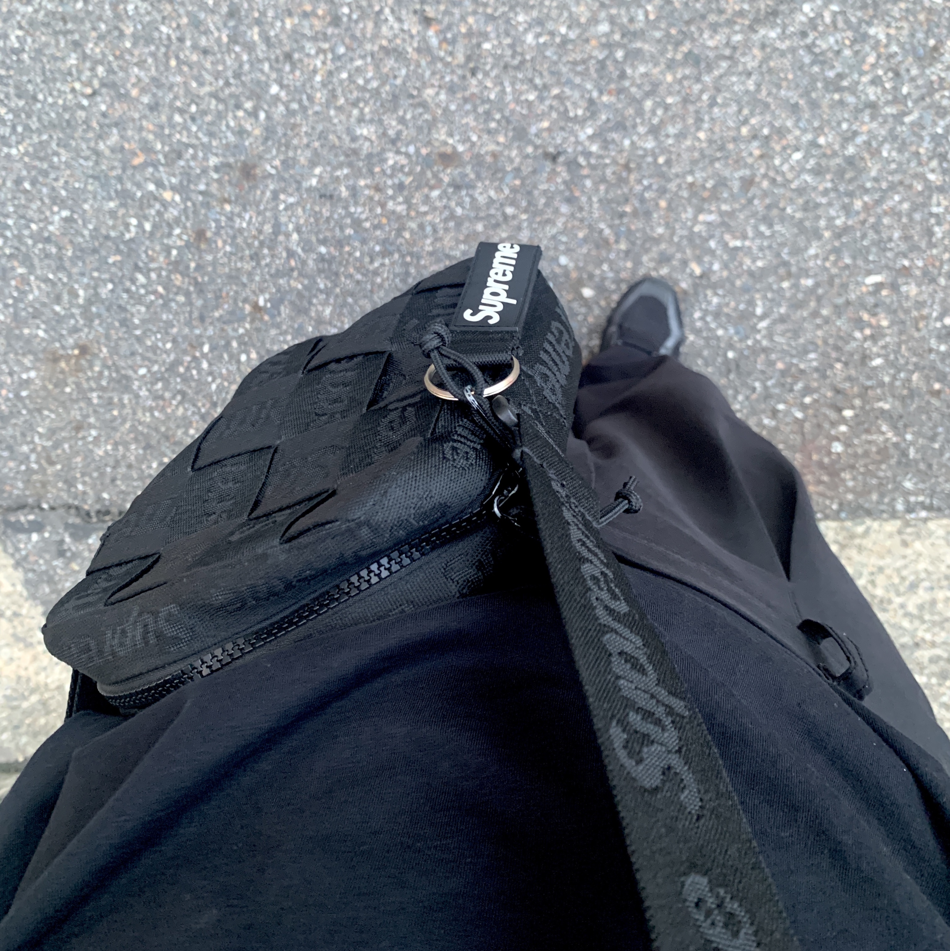 Supreme Woven Shoulder Bag Black - 23SS, Supreme Webbing Keychain Black - 23SS 착용 스타일