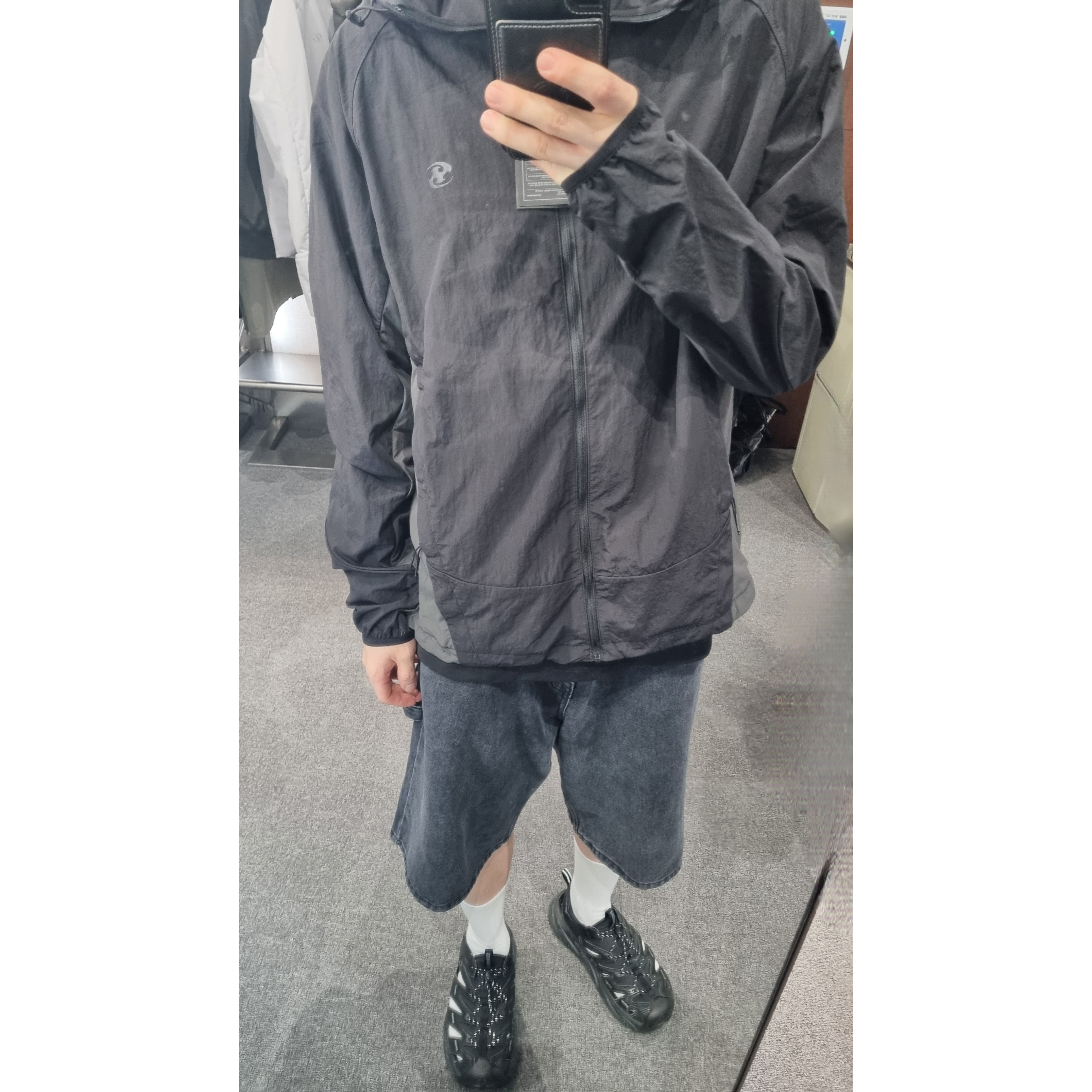 Hoka Hopara Black Castle Rock, Sansan Gear Alpha Jacket Black 착용 스타일 - 1