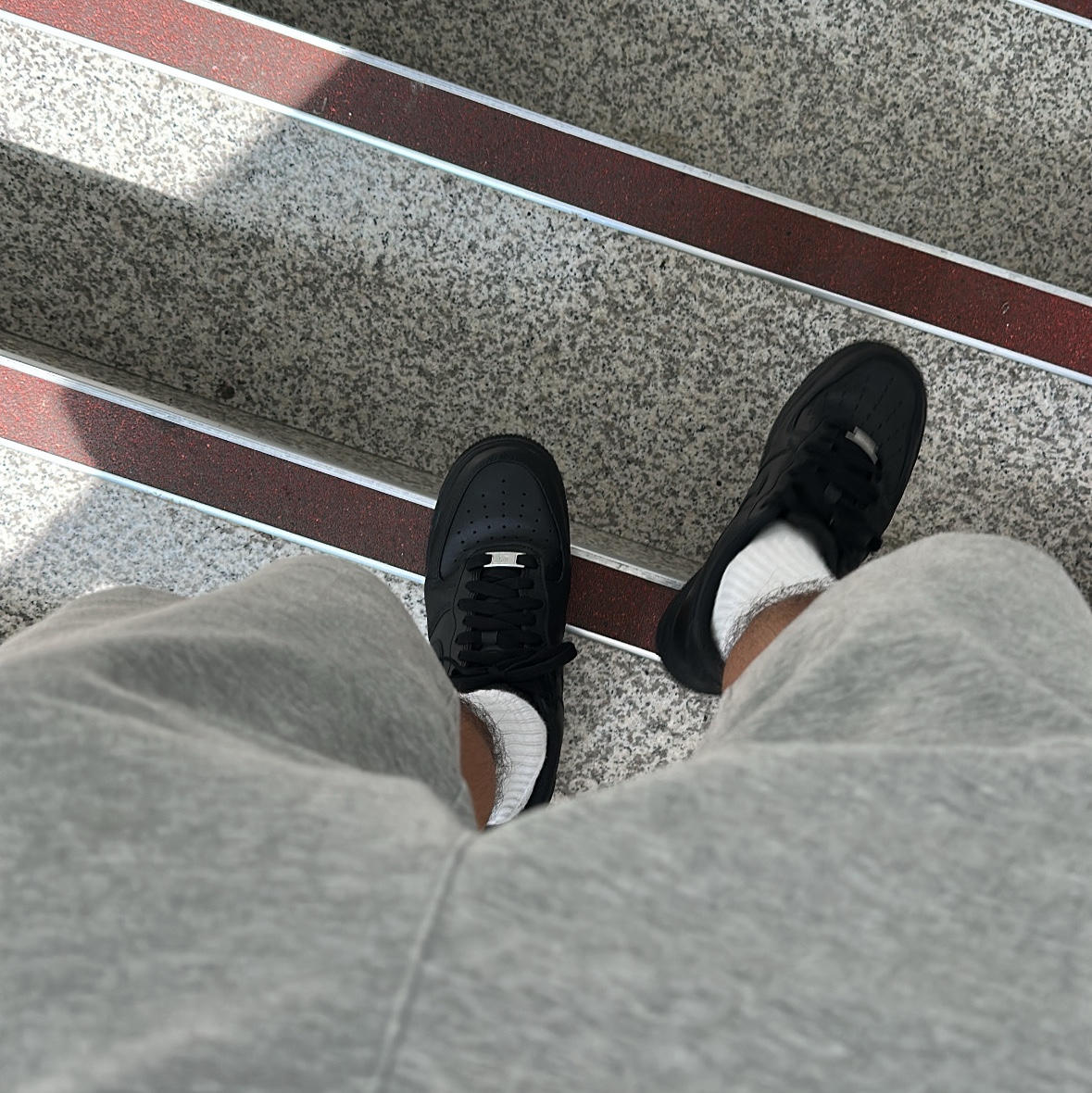 Nike Air Force 1 '07 Low Triple Black 착용 스타일