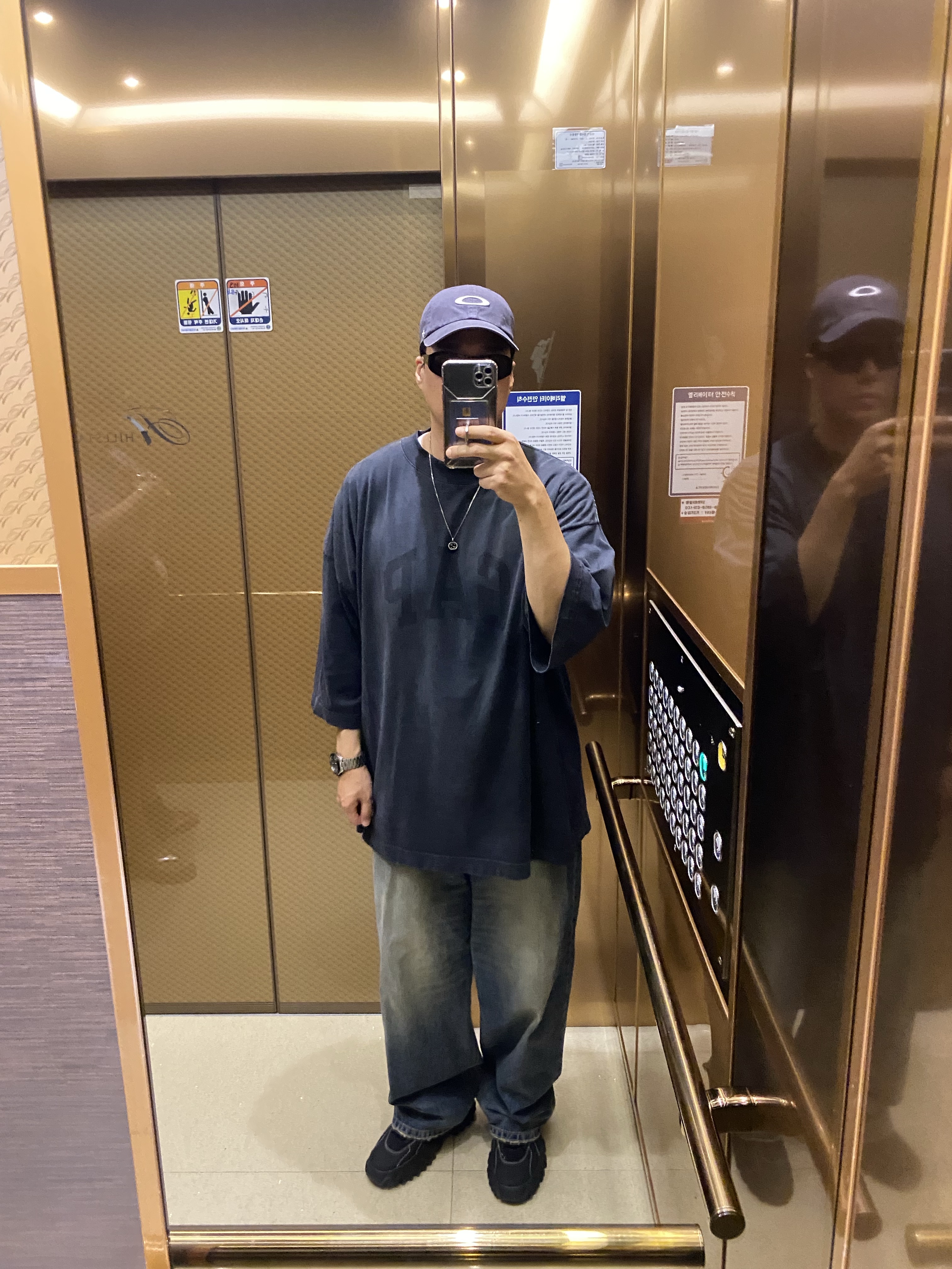 Oakley Remix Dad Hat Blackout, Yeezy Gap Engineered By Balenciaga Dove 3/4 Sleeve T-Shirt Washed Black 착용 스타일