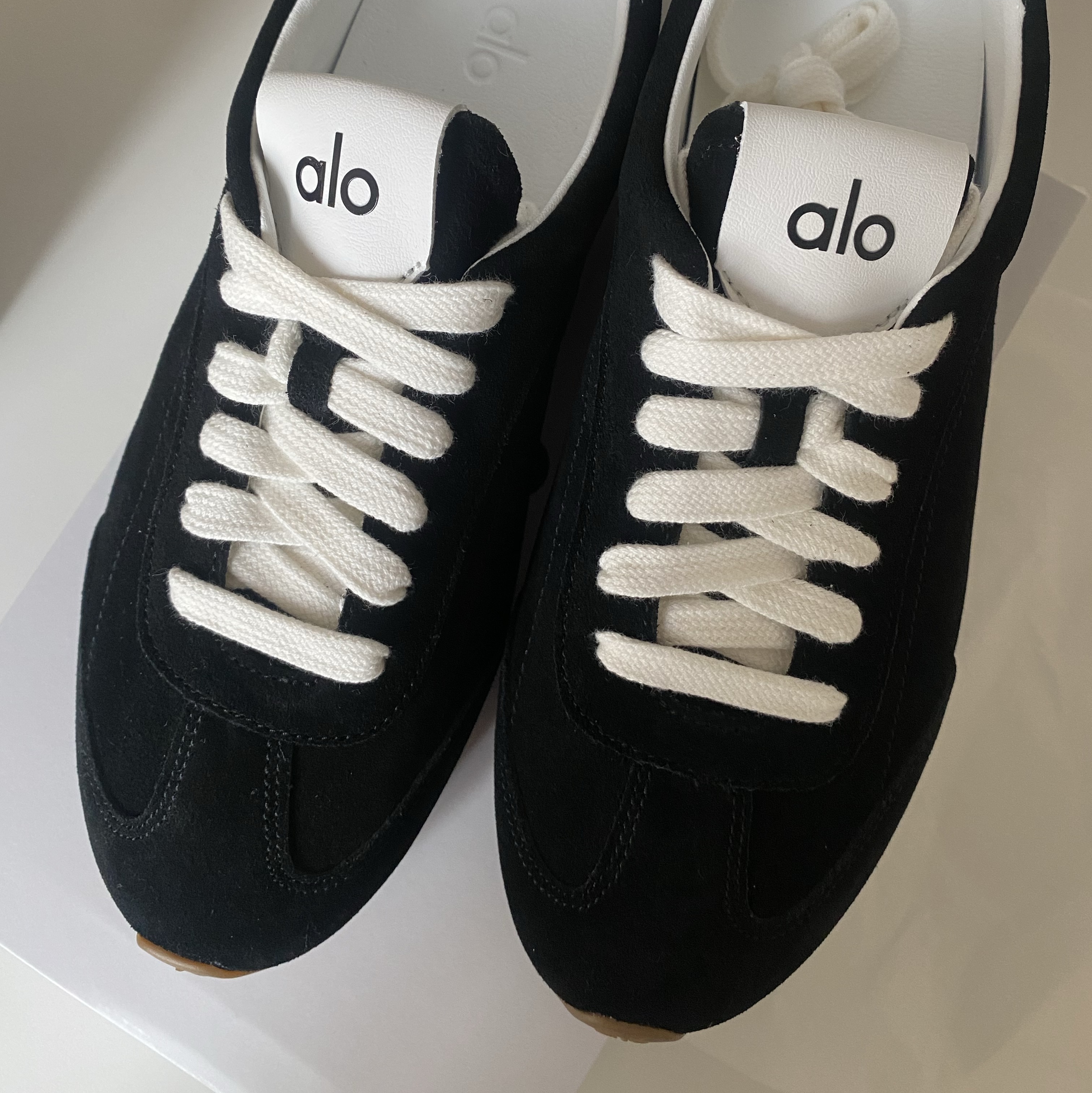 (W) Alo Yoga Sunset Sneaker Black 착용 스타일