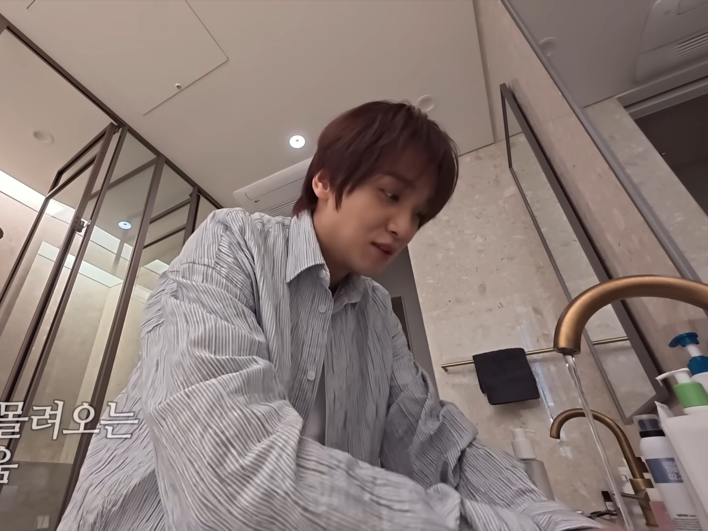 Nonnod Flexible string tucked stripe shirt Sky blue, Nonnod Flexible string tucked stripe shirt Navy 착용 스타일