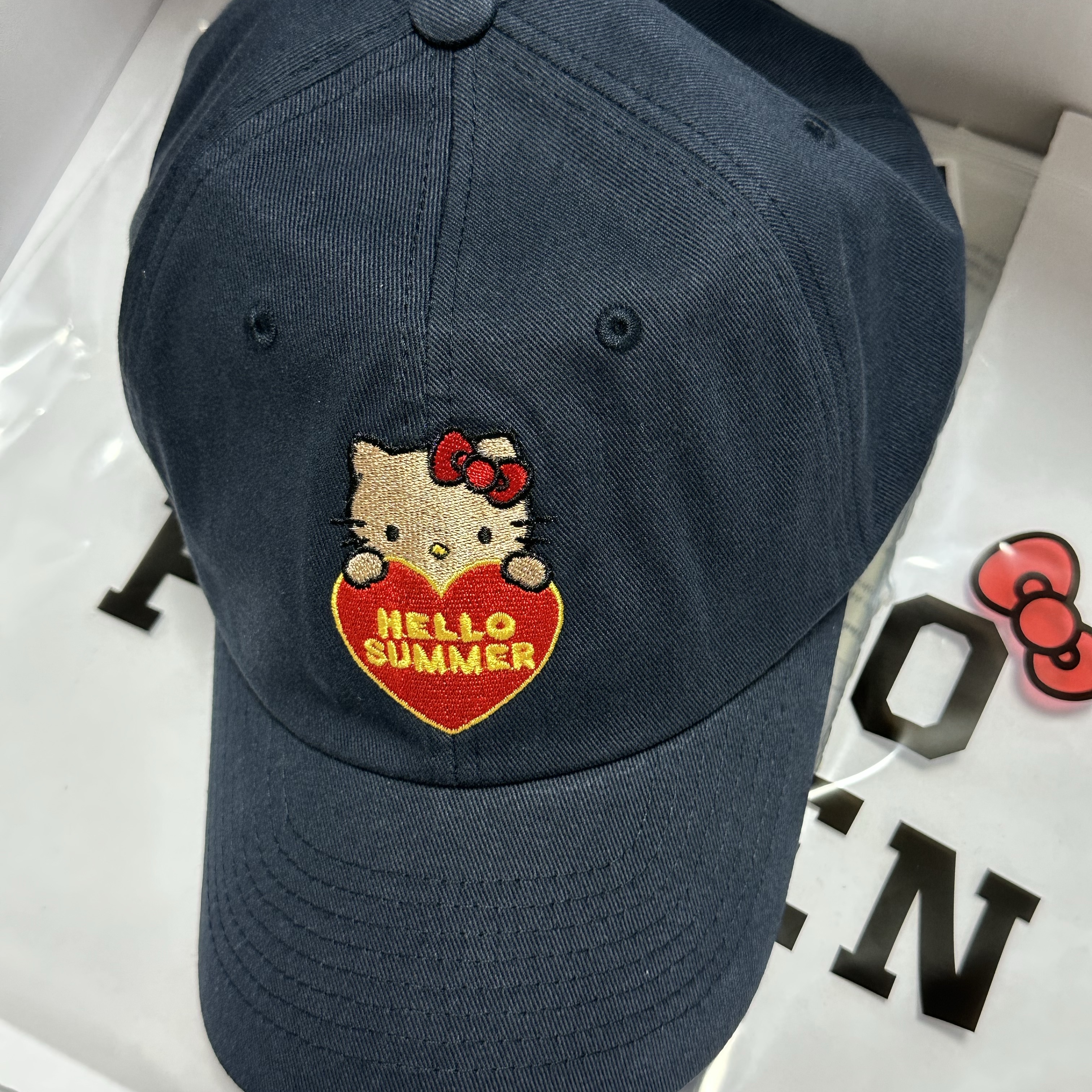 Farven x Tanning Hello Kitty Hello Summer Ball Cap_Navy 착용 스타일