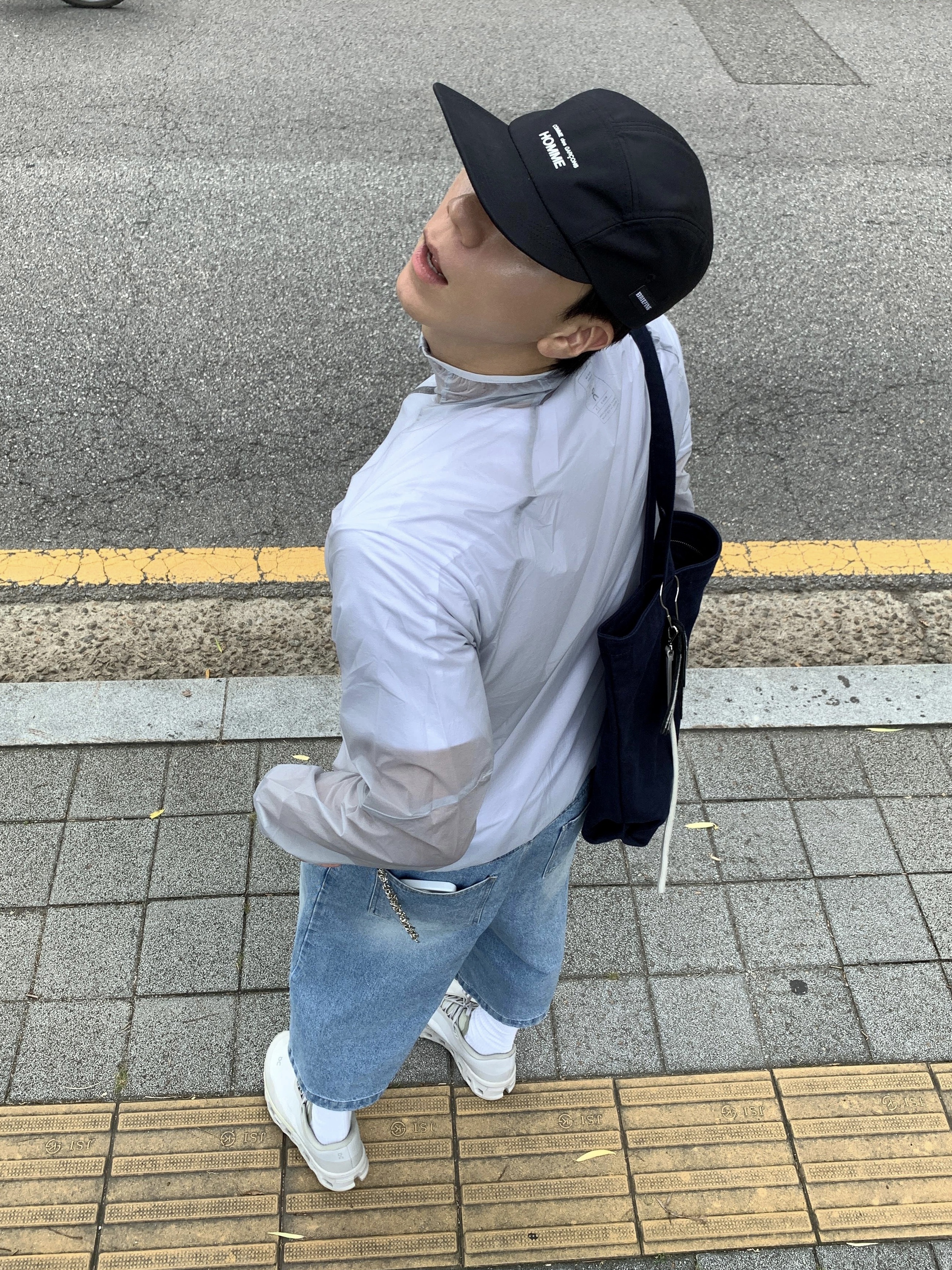 On Running x Post Archive Faction (Paf) Cloudmonster 2 Moondust Chalk, On Running Zero Jacket Glacier 착용 스타일 - 4
