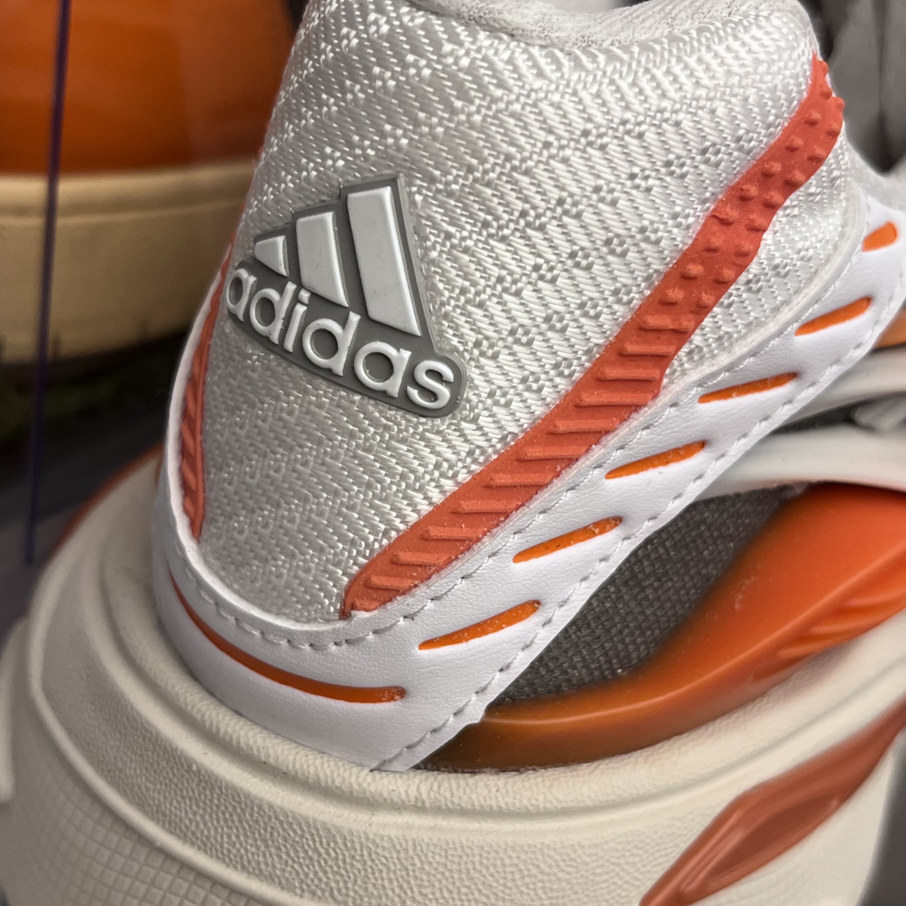 Adidas x Pharrell Williams Adistar Jellyfish Focus Olive Core Black 착용 스타일 - 3