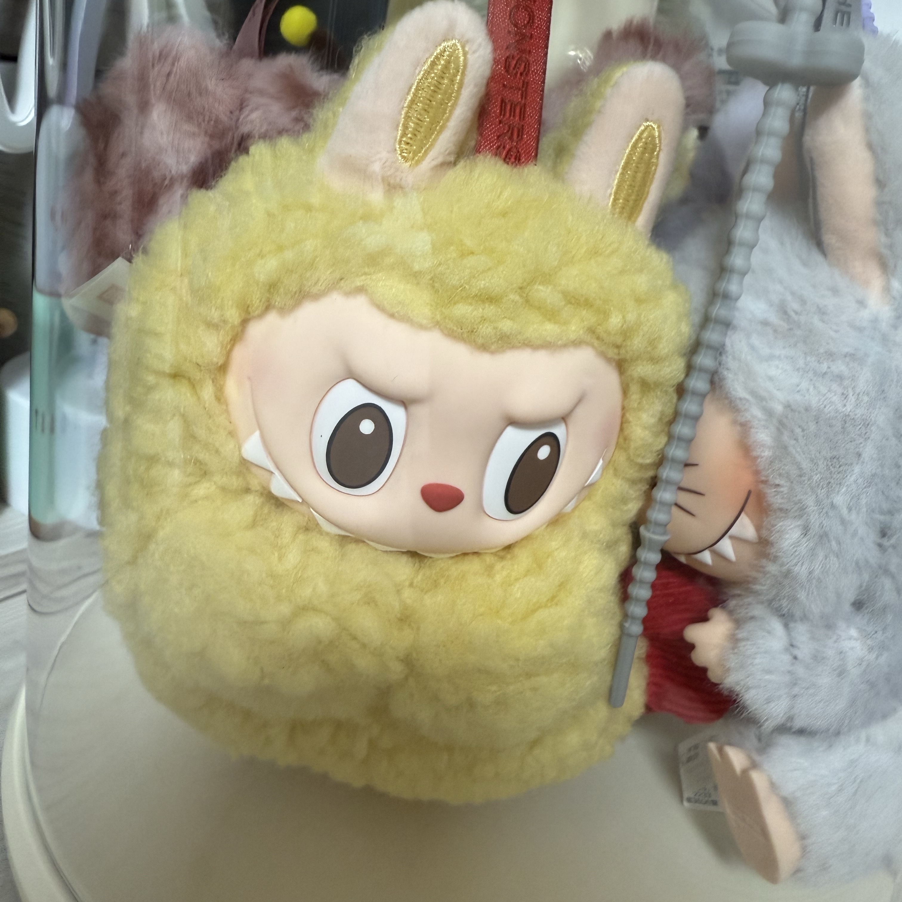 Pop Mart Labubu The Monsters Wacky Mart Series Earphone Case 착용 스타일
